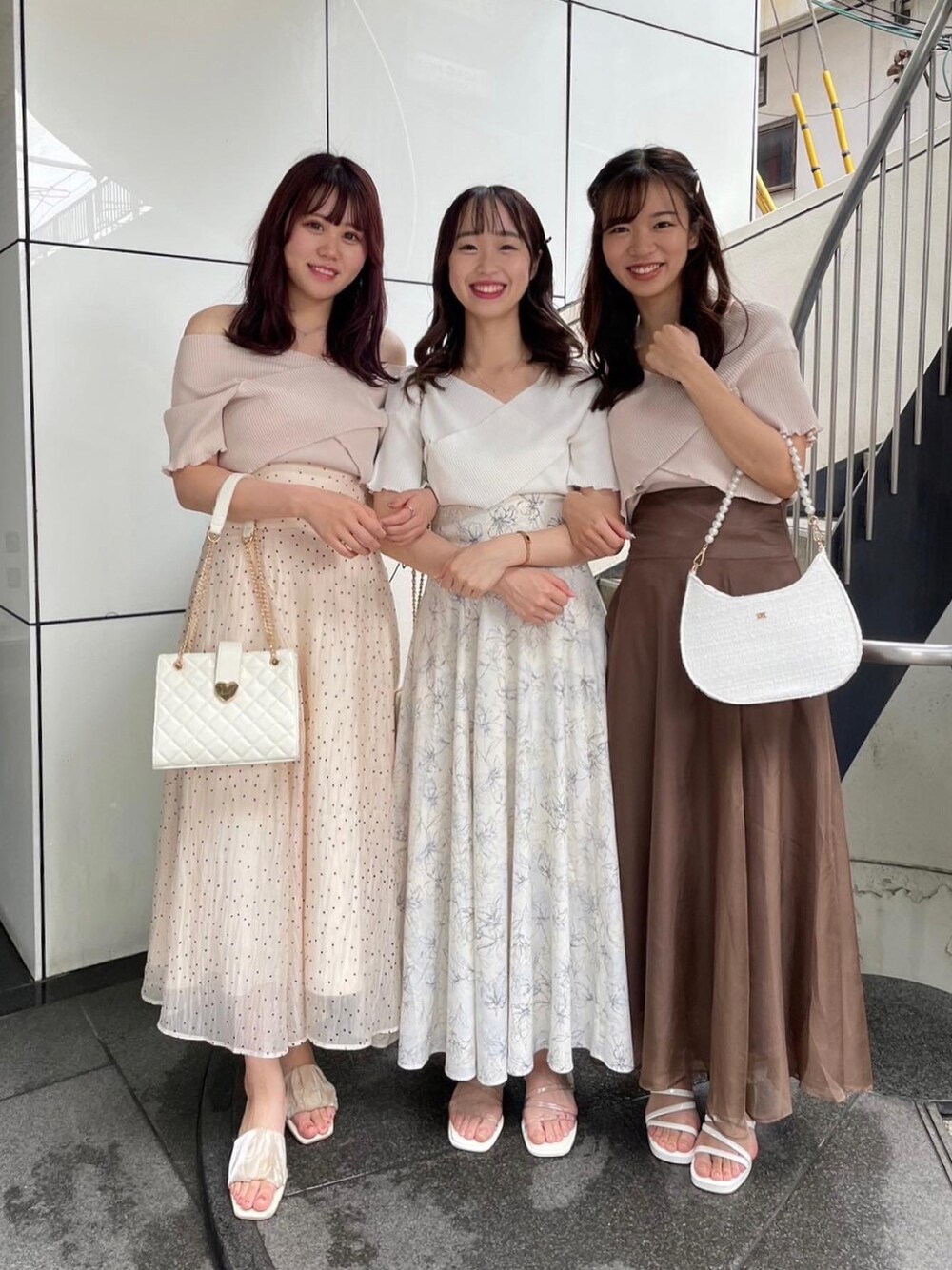 「夏コーデ、大人かわいい、キレイめ、シンプル、ガーリー、フレアスカート、サマーニット、サンダル、ナイスクラップ、nice claup、トートバッグ、高身長女子、高身長コーデ、骨格ナチュラル、ドット」｜「one after another NICE CLAUPのカシュクールメローニット（ニット/セーター、ベージュ系）」を使った、なぎなぎさん（レディース・164cm）の夏コーディネートの1枚目の写真