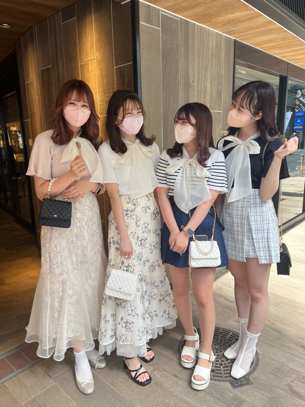 「休日コーデ、大人ガーリー、キレイめコーデ、オトナカワイイ、大人女子、ナイスクラップ、nice claup、骨格ナチュラル、高身長女子、高身長コーデ、リボン、マーメイドスカート、ミニスカート、サンダル、お揃いコーデ」｜「one after another NICE CLAUPの前後2WAYベルスリーブボウタイニット（ニット/セーター、ピンク系）」を使った、なぎなぎさん（レディース・164cm）の春コーディネートの1枚目の写真