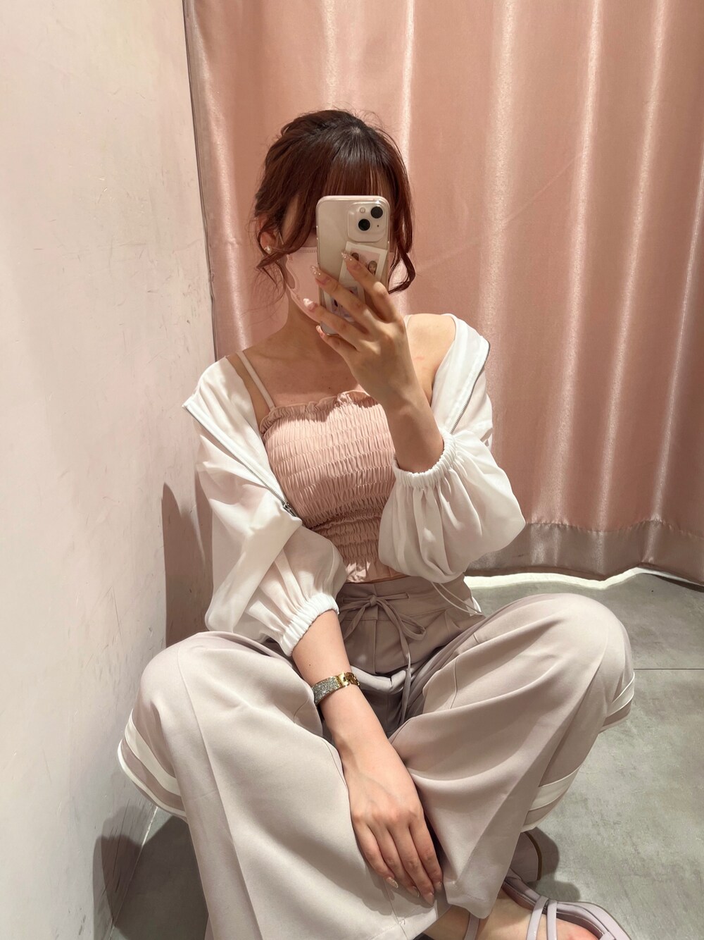 「オトナカジュアル、ラクチンコーデ、オトナ女子、パンツコーデ、カジュアル、ラフコーデ、淡色コーデ、高身長コーデ、高身長女子、骨格ナチュラル、ナイスクラップ、nice claup、マウンテンパーカー、シアー、スウェットパンツ」｜「one after another NICE CLAUPのシアーボリュームショートマウンテンパーカー（マウンテンパーカー、ホワイト系）」を使った、なぎなぎさん（レディース・164cm）の春コーディネートの1枚目の写真