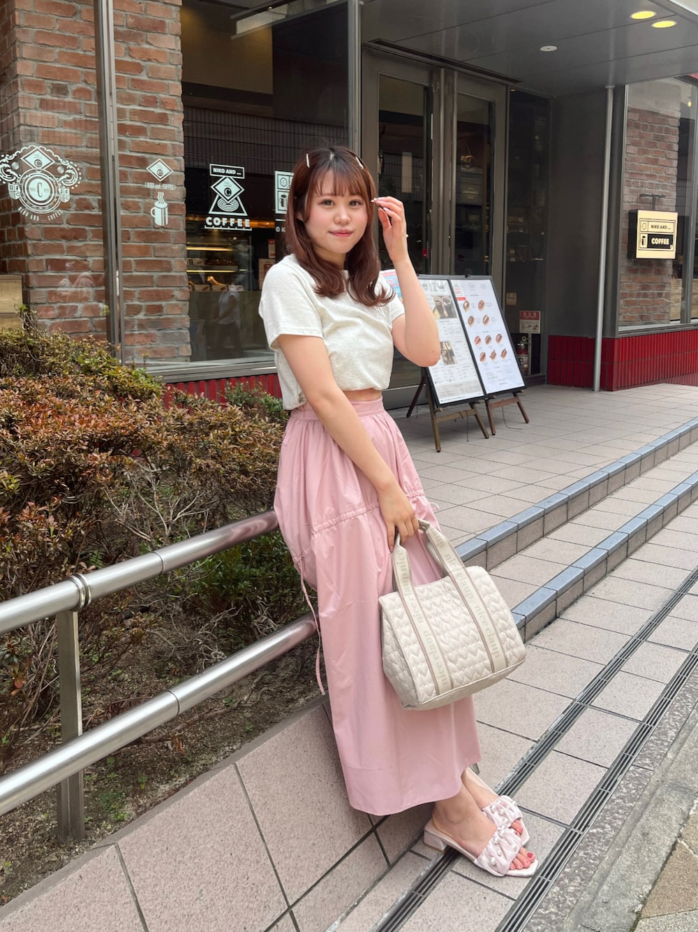 「夏コーデ、お出かけコーデ、休日スタイル、ラクチンコーデ、シンプルコーデ、オトナ女子、ロングスカート、トートバッグ、サンダル、ピンク、ナイスクラップ、Tシャツ、nice claup、高身長女子、高身長コーデ」｜「one after another NICE CLAUPのサイドリボンボリュームスカート（スカート、ピンク系）」を使った、なぎなぎさん（レディース・164cm）の夏コーディネートの1枚目の写真