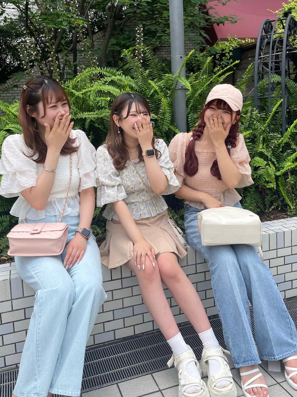「オトナカジュアル、きれいめカジュアル、大人かわいい、オトナ女子、キレイめコーデ、デニム、ナイスクラップ、nice claup、骨格ナチュラル、オフショル、サンダル」｜「one after another NICE CLAUPのオフショルにもなる/シャーリングブラウス（シャツ/ブラウス、ホワイト系）」を使った、なぎなぎさん（レディース・164cm）の夏コーディネートの1枚目の写真