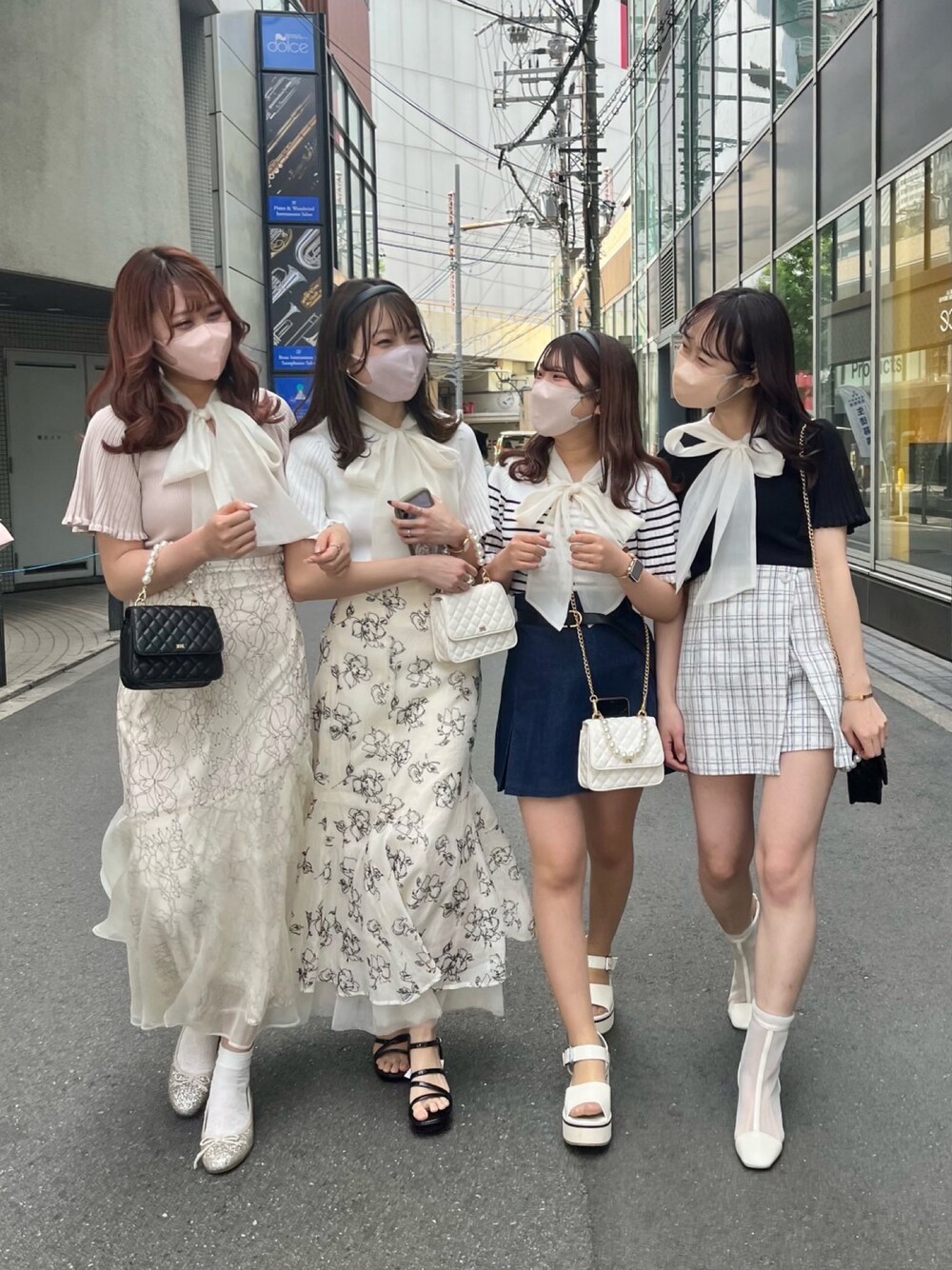 「休日スタイル、オトナカジュアル、低身長女子、大人女子、大人かわいい、キレイめ、ナイスクラップ、nice claup、骨格ナチュラル、高身長女子、高身長コーデ、マーメイドスカート」｜「one after another NICE CLAUPの前後2WAYベルスリーブボウタイニット（ニット/セーター、ブラック系）」を使った、なぎなぎさん（レディース・164cm）の春コーディネートの1枚目の写真