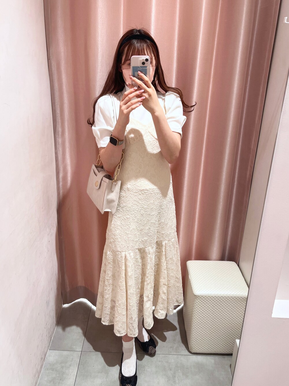 「春コーデ、春服コーデ、お花見コーデ、キレイめコーデ、オトナカワイイ、キレイめ、フェミニン、ホワイトコーデ、キャミワンピ、ナイスクラップ、骨格ナチュラル、高身長女子、高身長コーデ」｜「one after another NICE CLAUPのイニシャル刺しゅうハイネックトップス（Tシャツ/カットソー、ホワイト系）」を使った、なぎなぎさん（レディース・164cm）の春コーディネートの1枚目の写真