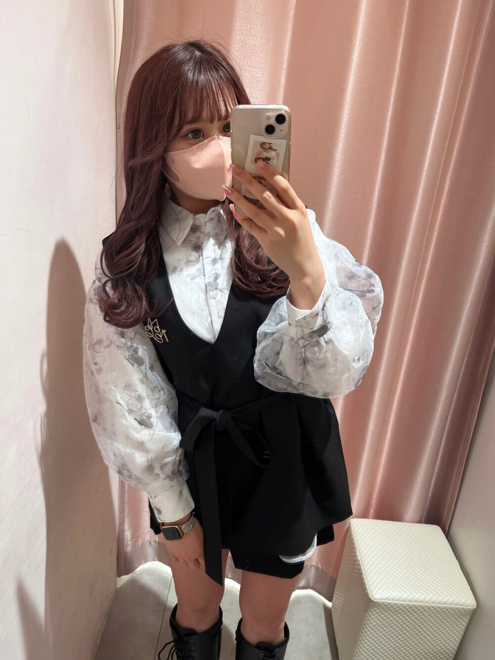 「オトナカジュアル、大人かわいい、モノトーン、春服コーデ、大人カジュアル、ナイスクラップ、骨格ナチュラル、高身長女子、高身長コーデ、シャツスタイル、シャツ、ベスト、ロングブーツ、モノトーンコーデ、花柄」｜「one after another NICE CLAUPの【新色追加】ワンランク上のスタイルに/オーガンジーロングシャツ（シャツ/ブラウス、グレー系）」を使った、なぎなぎさん（レディース・164cm）の春コーディネートの1枚目の写真