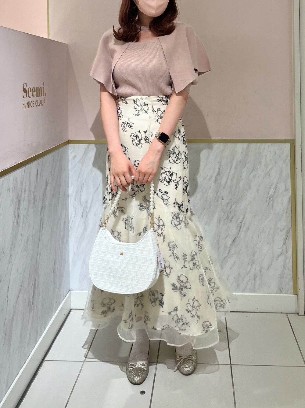 「大人コーデ、春服、キレイめコーデ、キレイめ、高身長女子、高身長コーデ、骨格ナチュラル、ナイスクラップ、nice claup、マーメイドスカート、パール、花柄スカート、花柄、デートスタイル（WOMEN）、デート」｜「one after another NICE CLAUPの大人ガーリーなオフィススタイルにも。ケープ付きニット（ニット/セーター、ピンク系）」を使った、なぎなぎさん（レディース・164cm）の春コーディネートの1枚目の写真