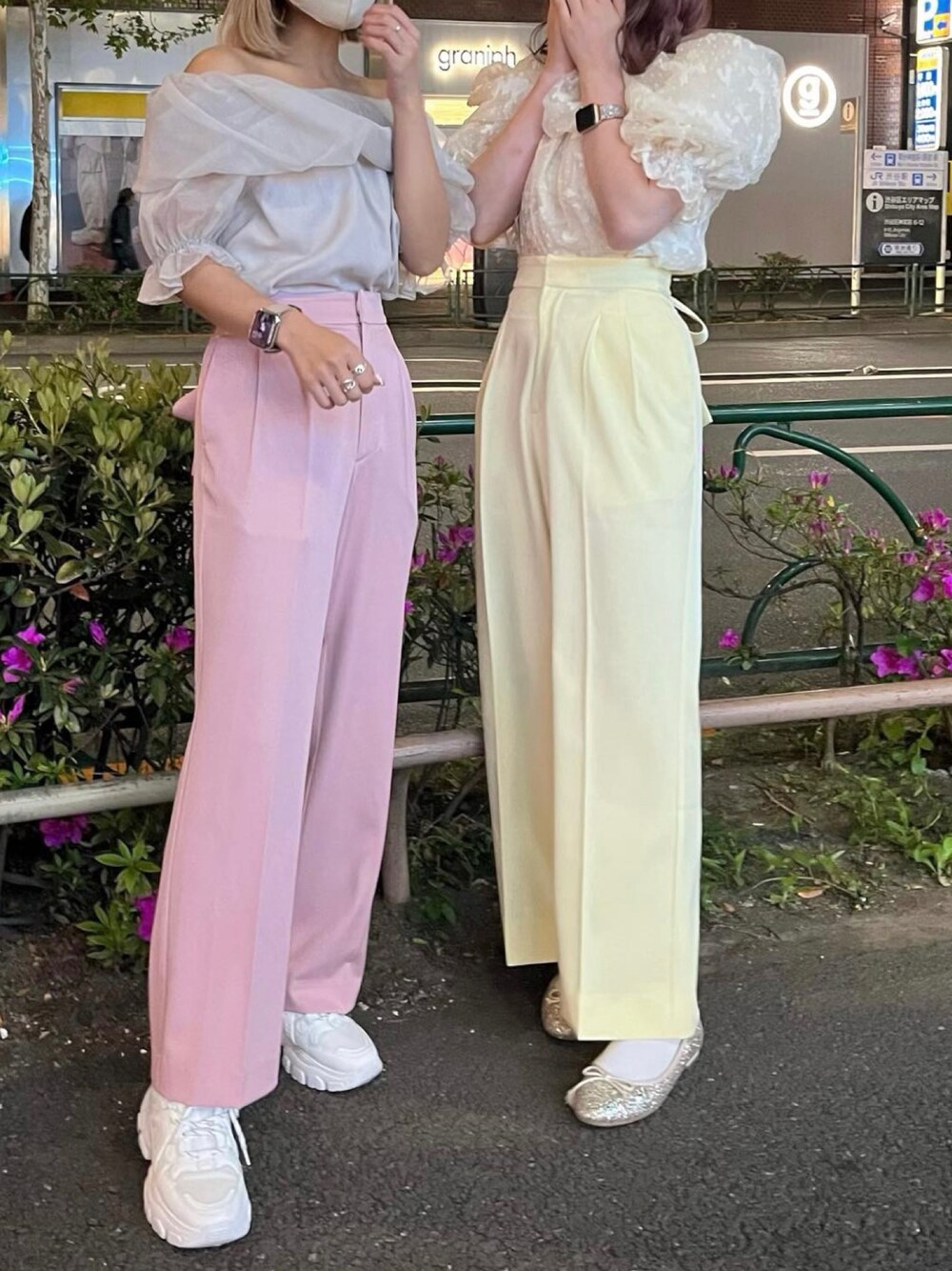 「春、大人カジュアル、春服、キレイめ、シンプル、ブラウス、スラックス、骨格ナチュラル、高身長女子、高身長コーデ、ナイスクラップ、nice claup、ピンク、イエロー、バレーシューズ」｜「one after another NICE CLAUPのオーガンオフショルブラウス（シャツ/ブラウス、ホワイト系）」を使った、なぎなぎさん（レディース・164cm）の春コーディネートの1枚目の写真