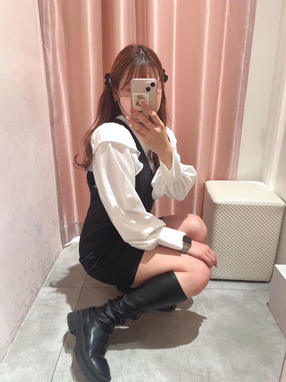 「キレイめ、オトナカワイイ、春服、キャミワンピ、デートコーデ、モノトーン、モノトーンコーデ、ボウタイブラウス、ブラウス、ロングブーツ、ナイスクラップ、骨格ナチュラル、ミニワンピ、ワンピース」｜「one after another NICE CLAUPの1枚でコーディネートが決まる/ボウタイブラウス＋ジャンスカセット（ワンピース、ブラック系）」を使った、なぎなぎさん（レディース・164cm）の春コーディネートの1枚目の写真