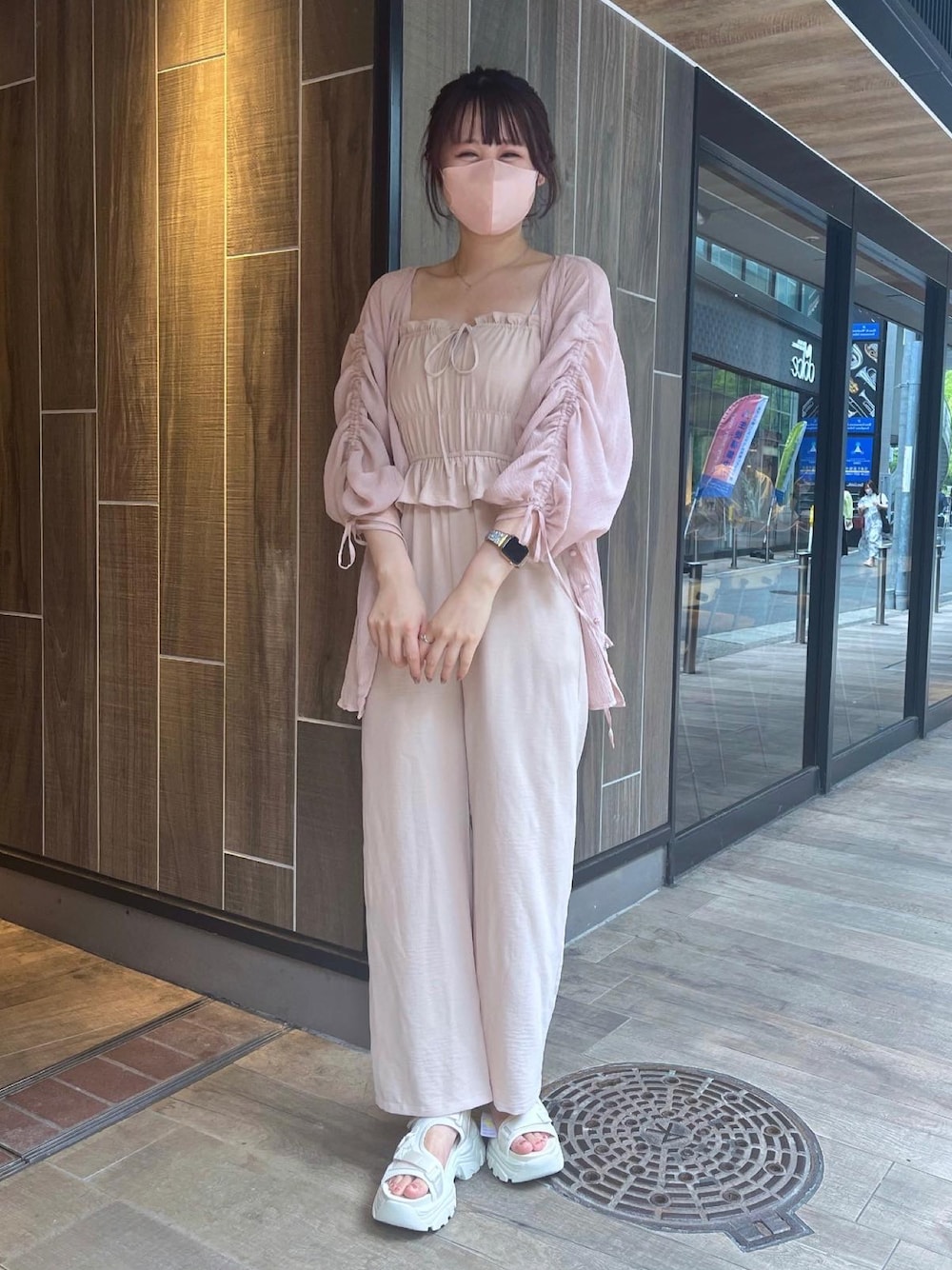 「オトナカジュアル、お出かけコーデ、骨格ナチュラル、高身長女子、高身長コーデ、ピンクコーデ、nice claup、ナイスクラップ、サンダル、サロペット、オールインワン、シアー、羽織り、お団子ヘアー、ラフコーデ」｜「one after another NICE CLAUPの袖ドロストシアープリーツブラウス（シャツ/ブラウス、ピンク系）」を使った、なぎなぎさん（レディース・164cm）の夏コーディネートの1枚目の写真