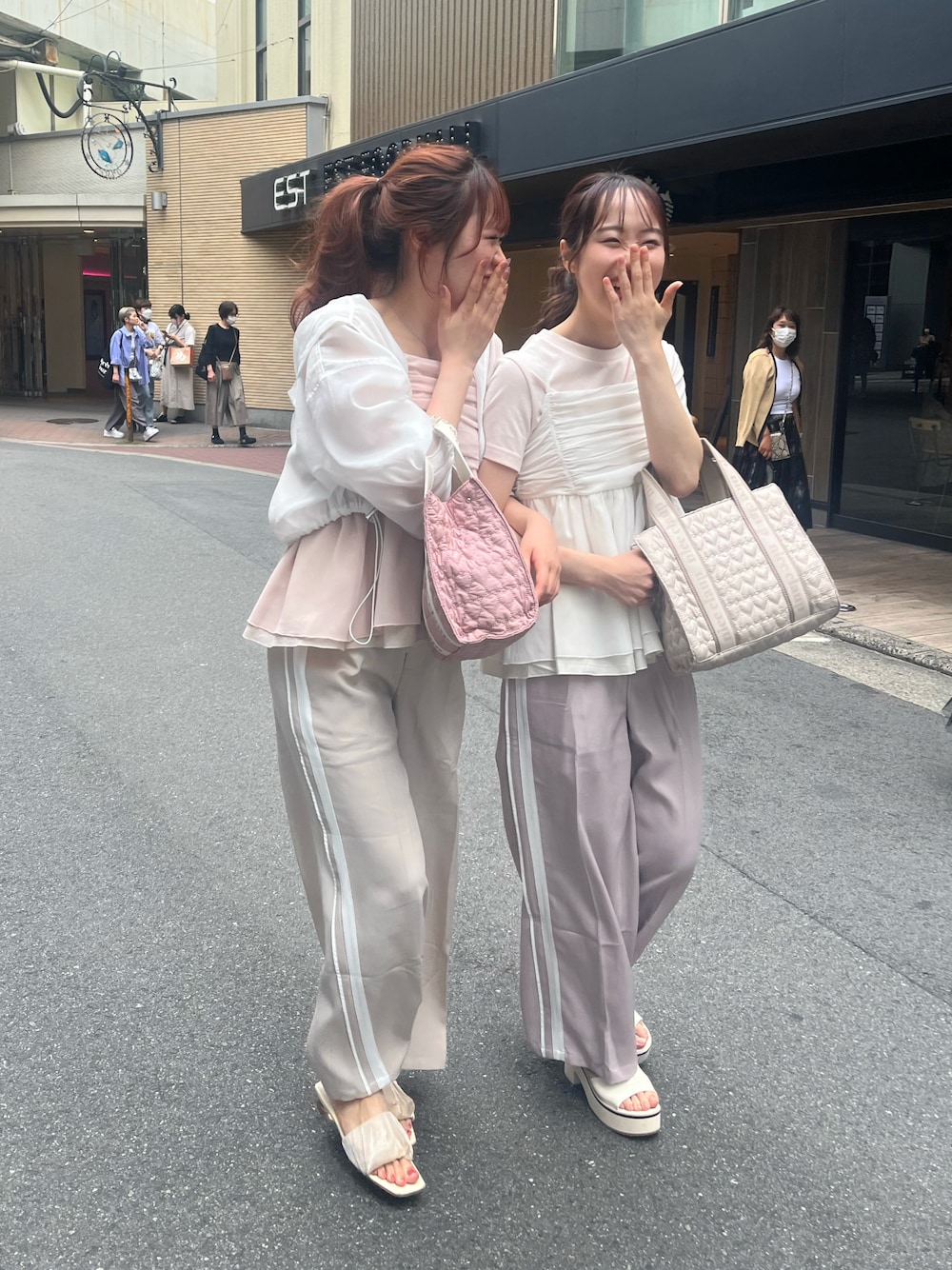 「休日コーデ、夏コーデ、オトナ女子、ガーリー、トートバッグ、大人ガーリー、ピンクコーデ、ホワイトコーデ、マウンテンパーカー、スウェット、スウェットパンツ、ナイスクラップ、nice claup、ビスチェ、サンダル」｜「one after another NICE CLAUPのシアーボリュームショートマウンテンパーカー（マウンテンパーカー、ホワイト系）」を使った、なぎなぎさん（レディース・164cm）の春コーディネートの1枚目の写真