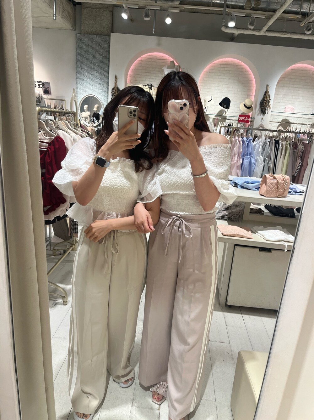 「夏ファッション、オトナカジュアル、休日コーデ、大人女子、大人可愛い、ナイスクラップ、nice claup、スラックス、オフショル、オフショルブラウス、高身長女子、高身長コーデ、骨格ナチュラル、ワイドパンツ、大人カジュアル」｜「one after another NICE CLAUPのシャーリングオフショル（シャツ/ブラウス、ホワイト系）」を使った、なぎなぎさん（レディース・164cm）の夏コーディネートの1枚目の写真