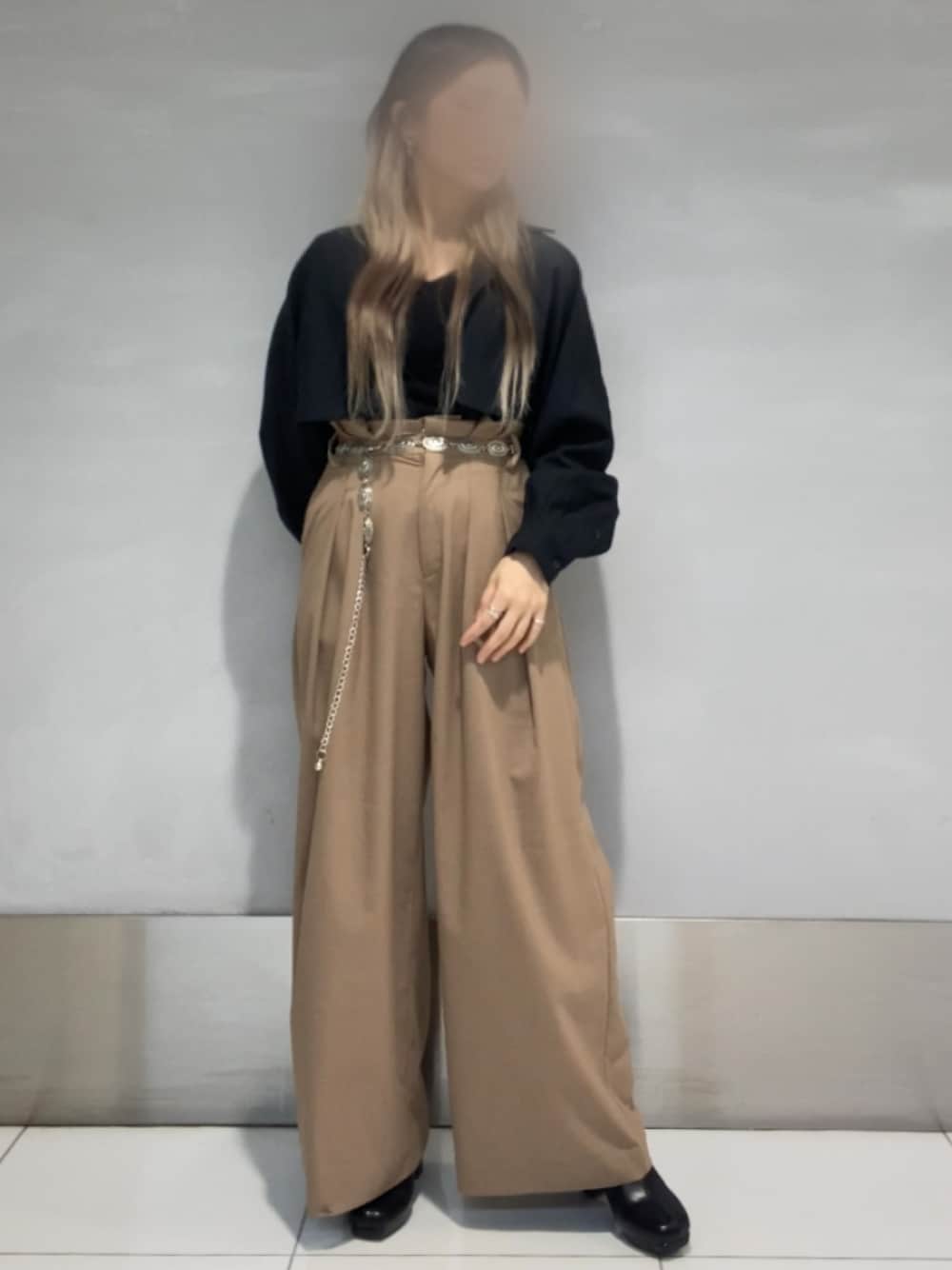 「今日のコーデ、ブーツ、ショートブーツ、スクエアトゥ、ショート丈トップス、２ＷＡＹ、ハイウエスト、黒×ベージュ、低身長」｜「THROW by SLYの【THROW】HW WIDE TUCK TROUSER/ハイウエストワイドタックパンツ（スラックス、ベージュ系）」を使った、smzさん（レディース・155cm）の冬コーディネートの1枚目の写真