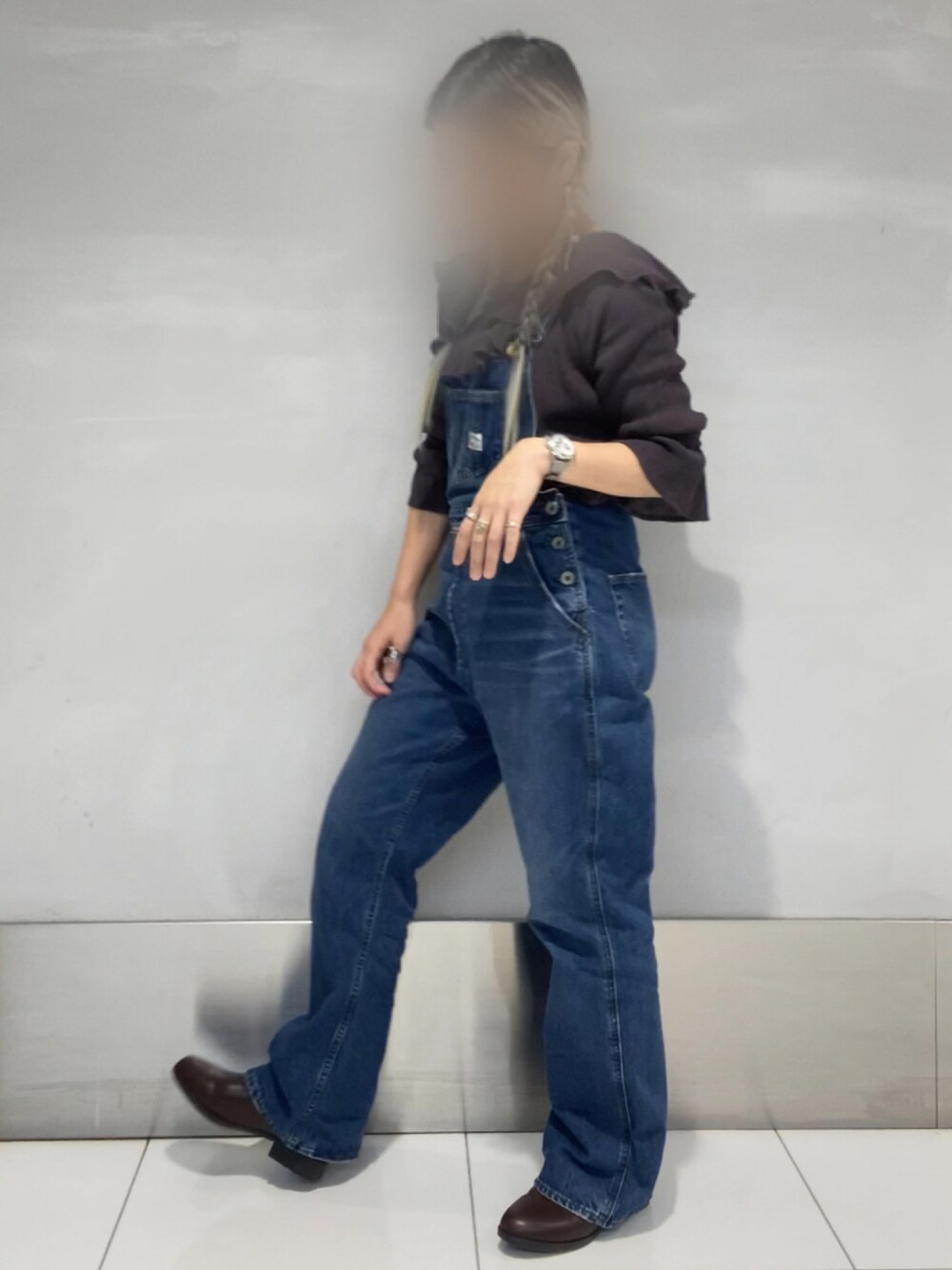 「デニム、ブラウス、ブーツ、サロペット、ショートブーツ、サイドゴアブーツ、低身長、今日のコーデ」｜「RODEO CROWNS WIDE BOWLのフレアデニムサロペット（つなぎ/オールインワン、ブルー系）」を使った、smzさん（レディース・155cm）の秋コーディネートの1枚目の写真