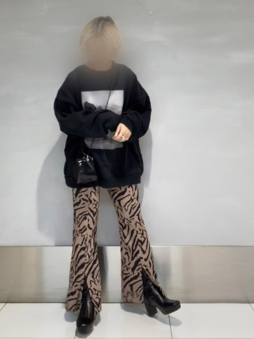 「ビッグシルエット、ブーツ、ショートブーツ、スウエット、フレアパンツ、ミニバッグ、低身長、今日のコーデ、ゼブラ柄、スクエアトゥ」｜「SLYの2WAY PHOTO SW トップス（スウェット、ブラック系）」を使った、smzさん（レディース・155cm）の秋コーディネートの1枚目の写真