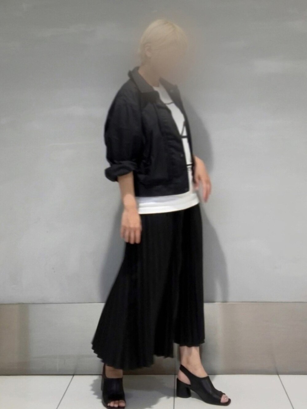 「今日のコーデ、サンダル、スクエアトゥ、プリントT、プリーツスカート、プチプラ、UNIQLO U、モノトーン、低身長」｜「UNIQLOのアイテム（ブルゾン、ブラック系）」を使った、smzさん（レディース・155cm）の夏コーディネートの1枚目の写真
