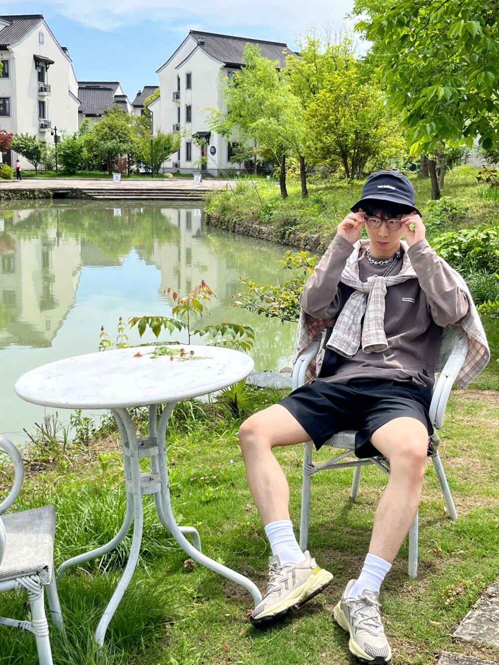 「adidas Originalsのアイテム（シューズ、ベージュ系）」を使った、sikaさん（メンズ・180cm）の夏コーディネートの1枚目の写真