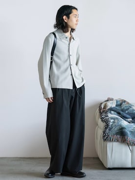 「WYM LIDNM（ウィム バイ リドム）のSLIGHT FLARE DOUBLE CLOTH BAGGY SLACKS（スラックス、グレー系）」を使った、れいたさん（メンズ・167cm）の春コーディネート