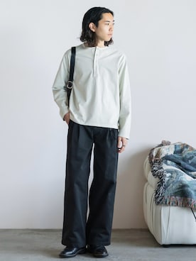 「WYM LIDNM（ウィム バイ リドム）のEMBOSSED SOFT GLOW SHOULDER BAG（ショルダーバッグ、ブラック系）」を使った、れいたさん（メンズ・167cm）の春コーディネート