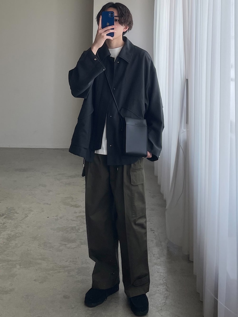 「ビッグシルエット、ワイドパンツ、シンプルコーデ、シンプル、レイヤードスタイル、プチプラ、きれいめカジュアル、いまどきジャケット写真、大人コーデ、オトナカジュアル、春コーデ、休日スタイル、おしゃれさんと繋がりたい、UNIQLO、ショルダーバッグ」｜「UNIQLOのアイテム（バッグ、ブラック系）」を使った、れいたさん（メンズ・167cm）の春コーディネートの1枚目の写真