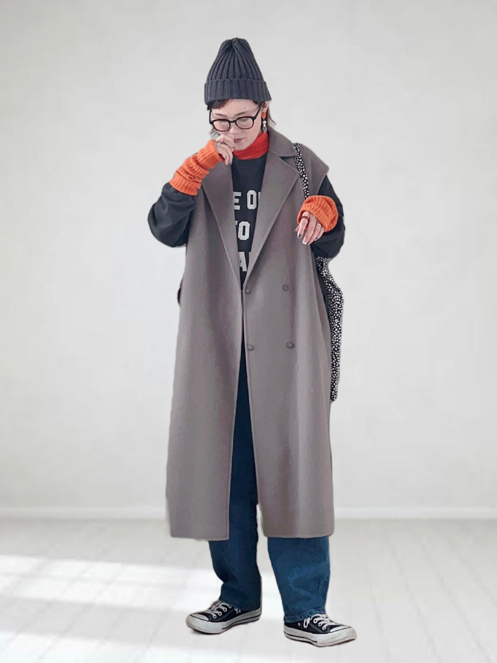 ブラウン系のチェスターコート、オレンジ系のTシャツ/カットソー、グレー系のスウェットを着用したレディースの冬コーディネートの1枚目の写真