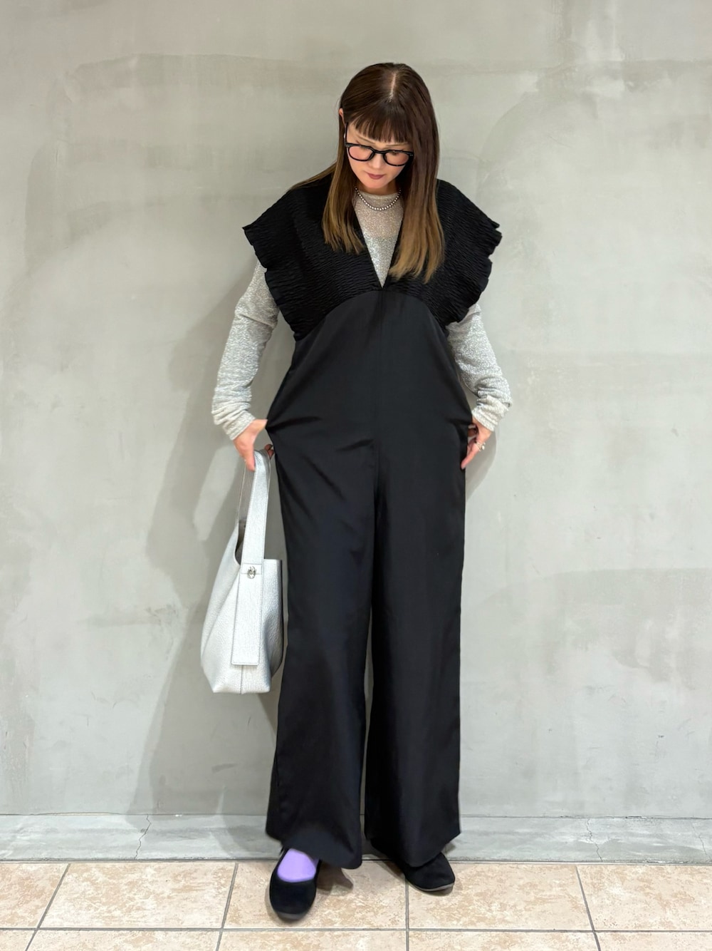 ブラック系のつなぎ/オールインワン、シルバー系のTシャツ/カットソー、ブラック系のバレエシューズを着用したレディースの春コーディネートの1枚目の写真