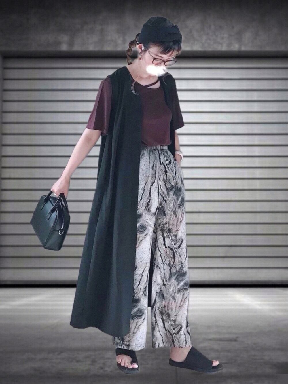 「AmbreNeige、birthdayroom、SENSE OF PLACE by URBAN RESEAR、夏コーデ、モード、柄パンツ、大人コーデ、ロングジレ、レイヤードスタイル、ミニバッグ、ヘアバンド、メガネ女子、トングサンダル、アシンメトリー、秋先取りコーデ」｜「Birthday roomのマーブルパターンプリントパンツ（その他パンツ、ブラック系）」を使った、UMiSatoさん（レディース・163cm）の夏コーディネートの1枚目の写真