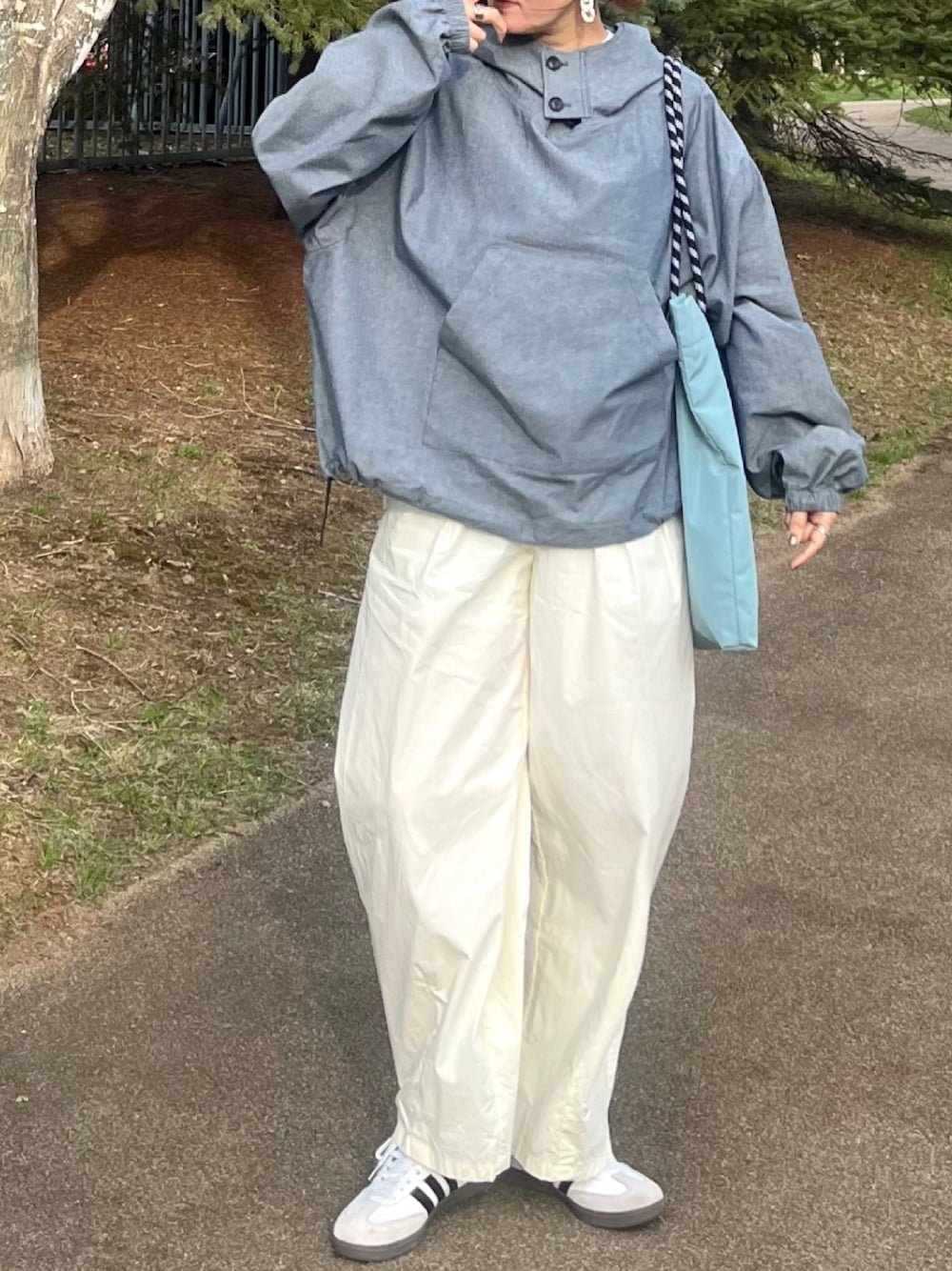 グレー系のシャツ/ブラウス、ベージュ系のその他パンツ、ブルー系のトートバッグを着用したレディースの春コーディネートの1枚目の写真