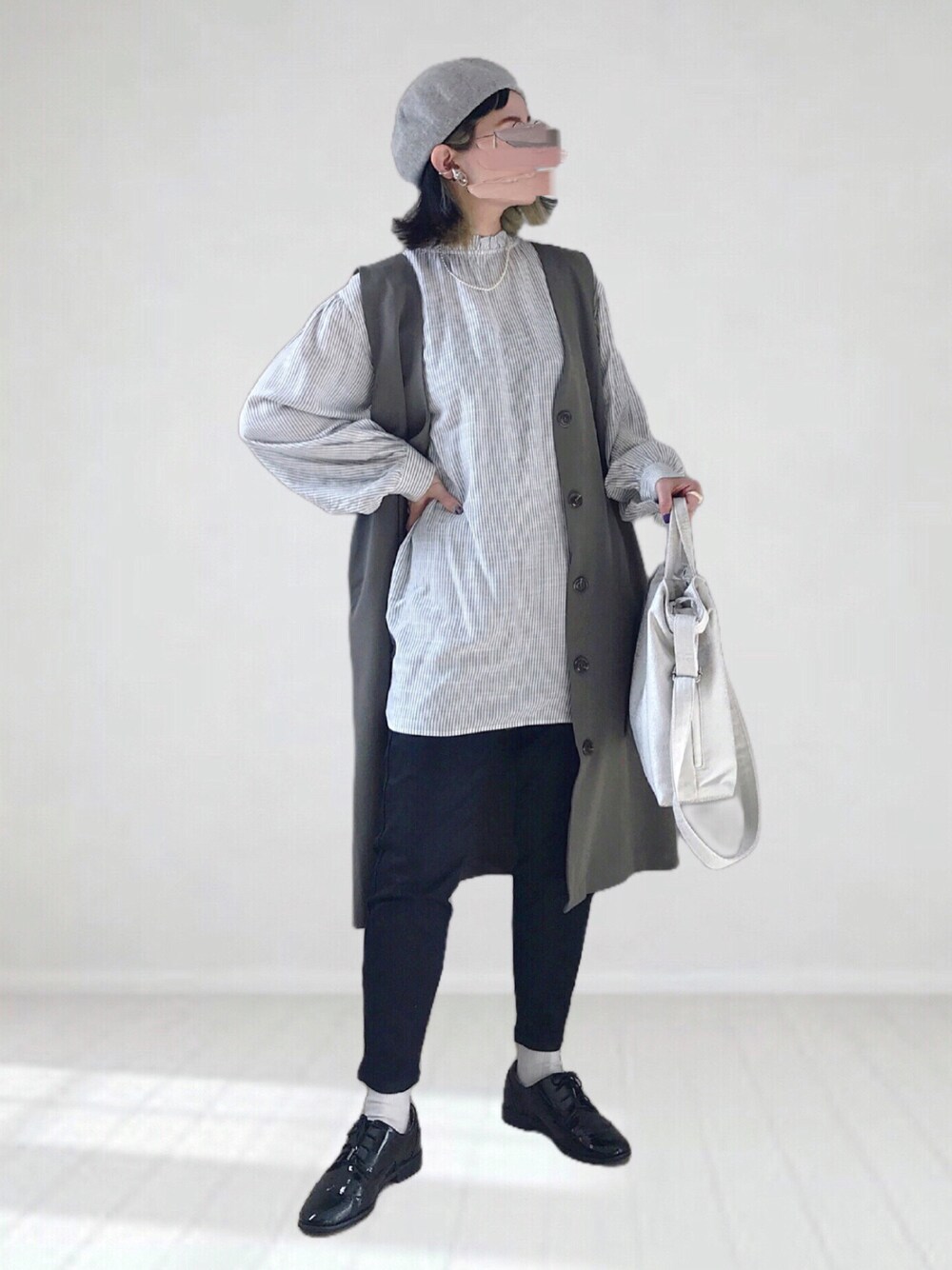 ブラック系のデニムパンツ、グリーン系のその他アウター、グレー系のシャツ/ブラウスを着用したレディースの春コーディネートの1枚目の写真