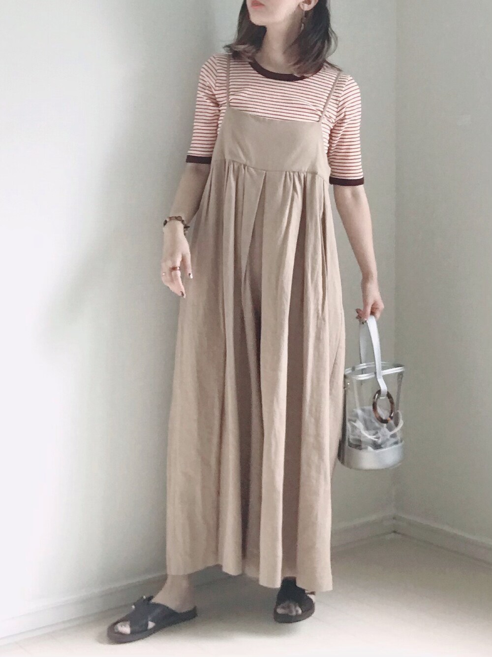 「AmbreNeige、夏コーデ、サロペット、リンガーTシャツ、ボーダー、プチプラ、シンプルコーデ、楽チンコーデ、F by ROSSO、リネン」｜「F by ROSSOのF by ROSSO　リネン混タックキャミオールインワン（サロペット/オーバーオール、ベージュ系）」を使った、UMiSatoさん（レディース・163cm）の夏コーディネートの1枚目の写真