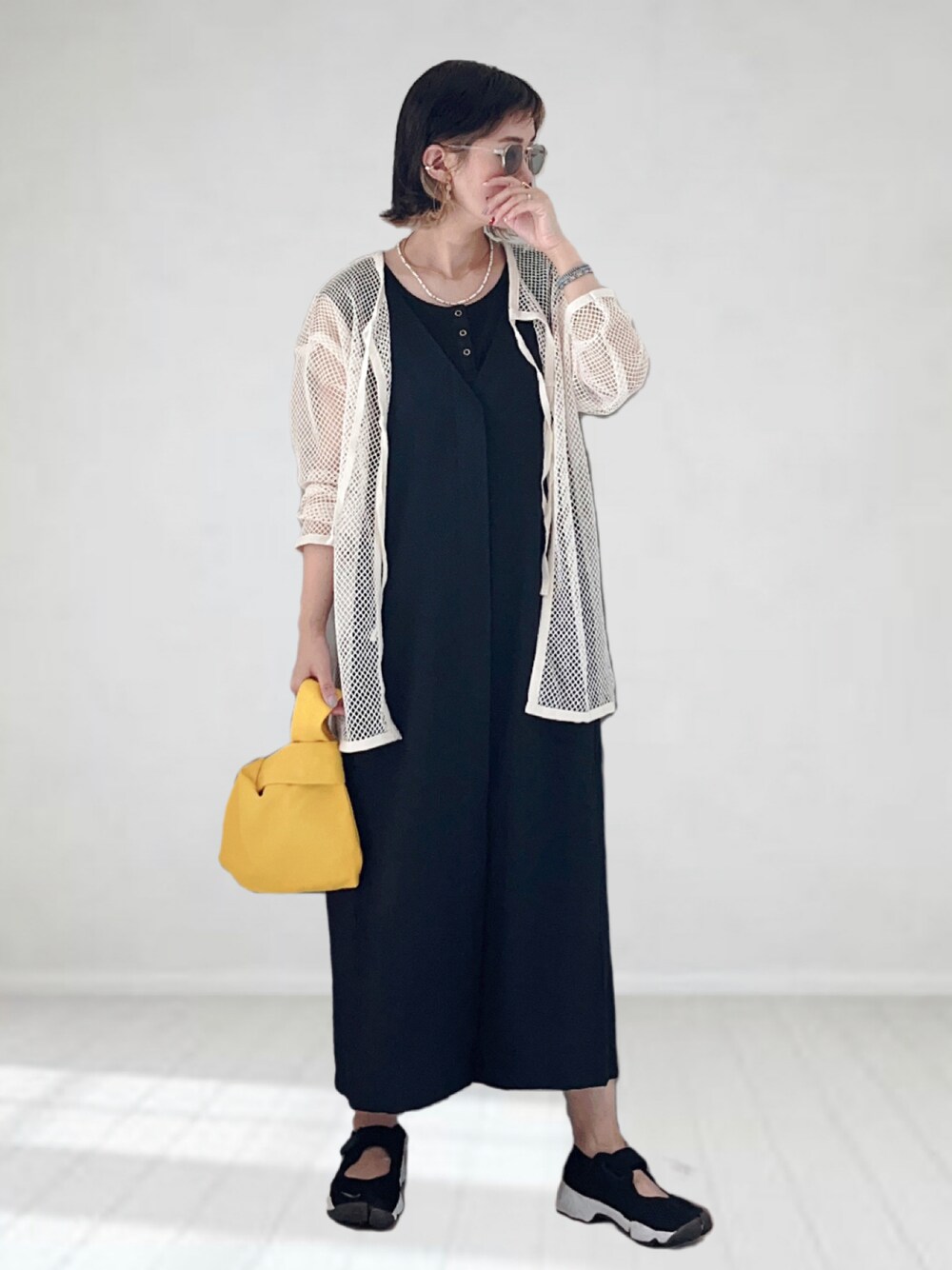 ブラック系のワンピース、ホワイト系のTシャツ/カットソー、ブラック系のタンクトップを着用したレディースの夏コーディネートの1枚目の写真