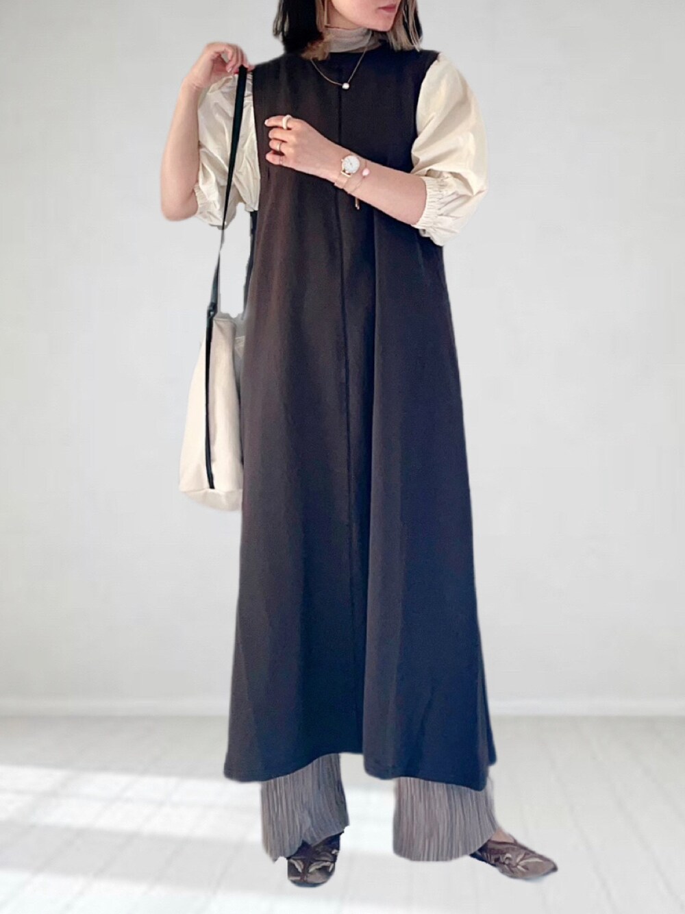 「bab、babcode、はじめましてコーデ、SKAGEN、シンプルコーデ、プチプラ、レイヤードスタイル、きれいめカジュアル、春夏コーデ、ボリューム袖、春コーデ、ラクチンコーデ、休日コーデ、ロングワンピース、シースルー」｜「SHEINのアイテム（Tシャツ/カットソー、ホワイト系）」を使った、UMiSatoさん（レディース・163cm）の春コーディネートの1枚目の写真