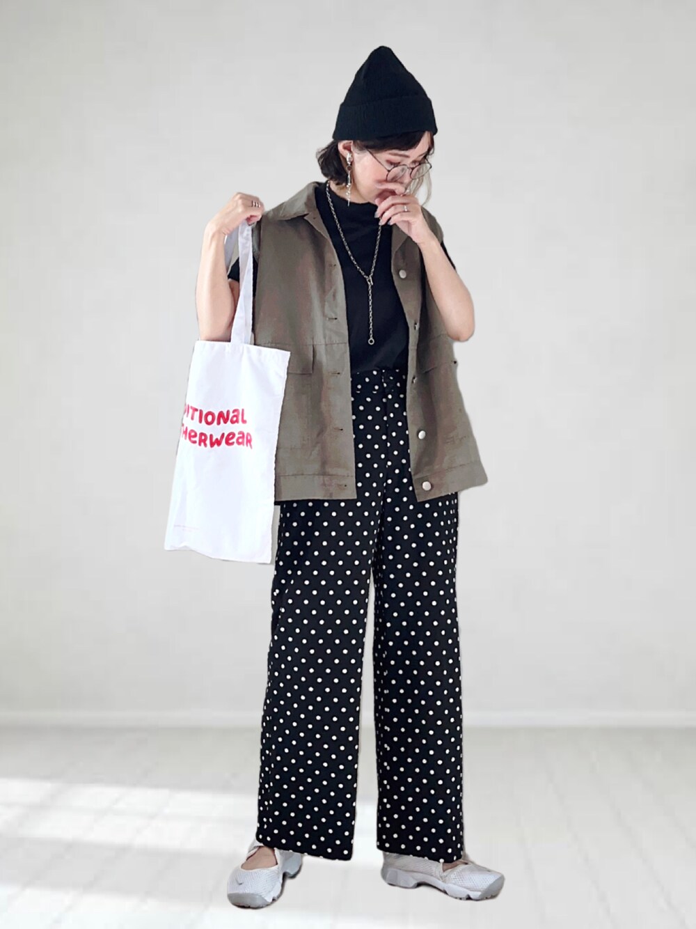 ブラック系のその他パンツ、グリーン系のベスト、ブラック系のTシャツ/カットソーを着用したレディースの夏コーディネートの1枚目の写真