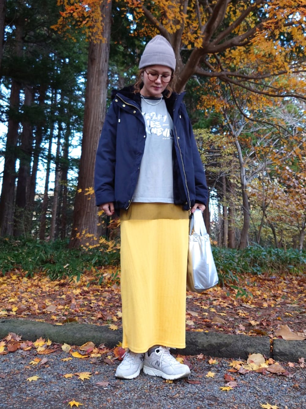 ブルー系のマウンテンパーカー、ブラック系のTシャツ/カットソー、ホワイト系のTシャツ/カットソーを着用したレディースの秋コーディネートの1枚目の写真