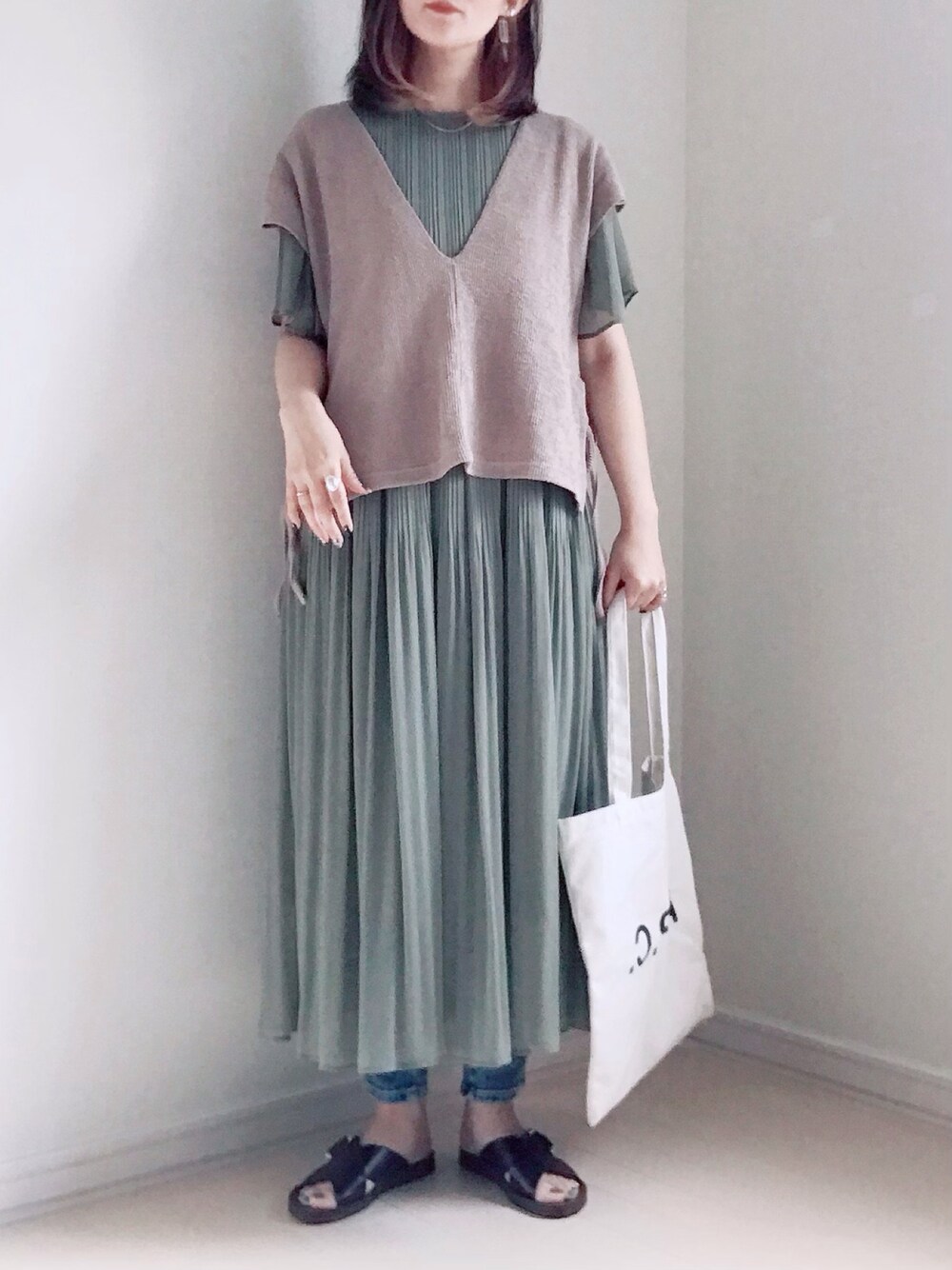 グリーン系のワンピース、イエロー系のTシャツ/カットソー、ホワイト系のトートバッグを着用したレディースの夏コーディネートの1枚目の写真