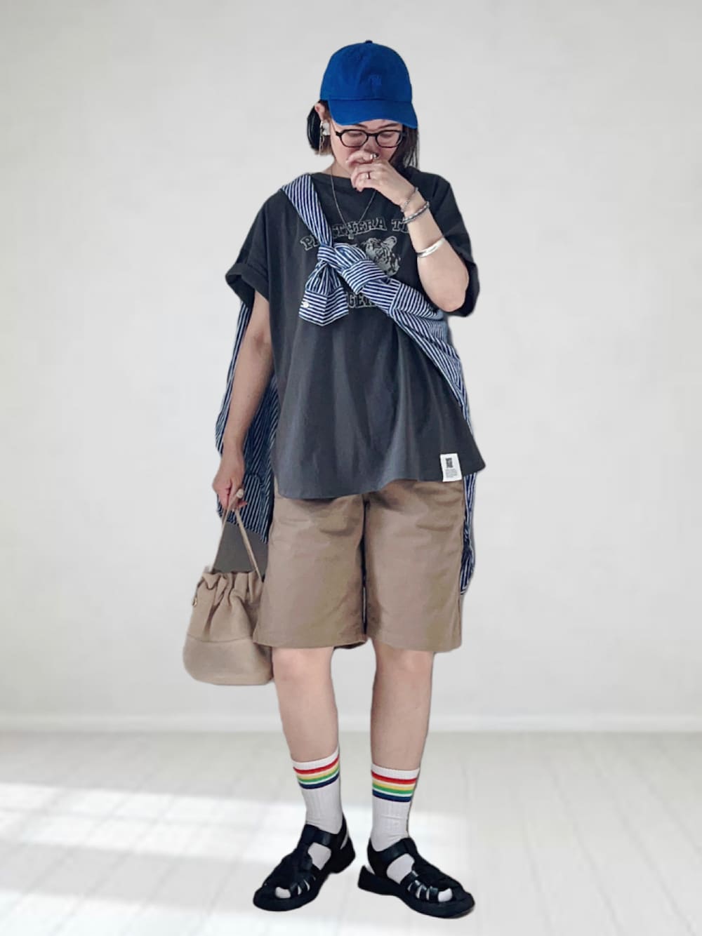 「COTORICA.、Tシャツ、キャップ、ハーフパンツ、ラインソックス、グルカサンダル、たすき掛け、オーバーサイズ、夏コーデ、休日スタイル、ストライプシャツ、メンズライク、夏だ！Tシャツ着よう！、スクエアトゥ、ストリート」｜「COTORICAのヴィンテージ風プリントTシャツ（Tシャツ/カットソー、グレー系）」を使った、UMiSatoさん（レディース・163cm）の夏コーディネートの1枚目の写真