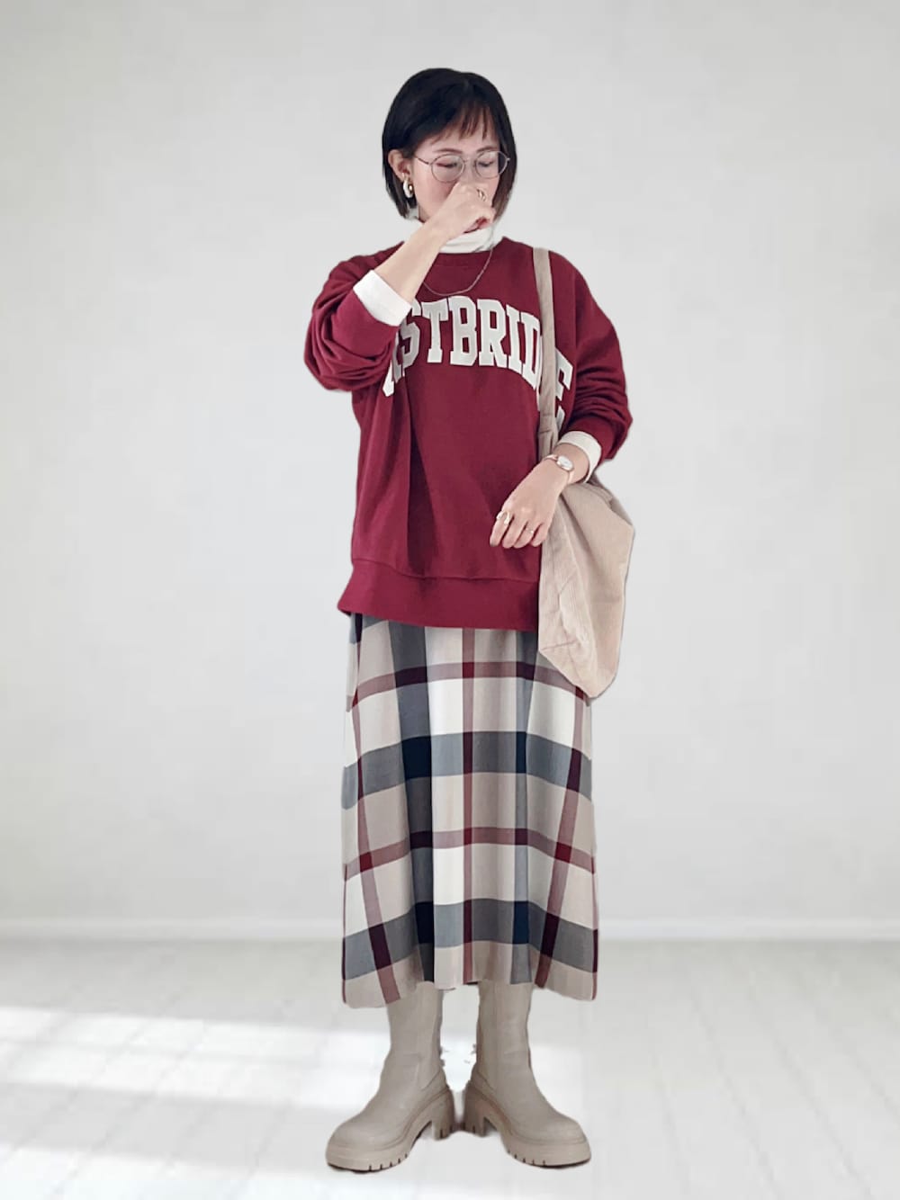 ベージュ系のスカート、レッド系のTシャツ/カットソー、ホワイト系のTシャツ/カットソーを着用したレディースの秋コーディネートの1枚目の写真