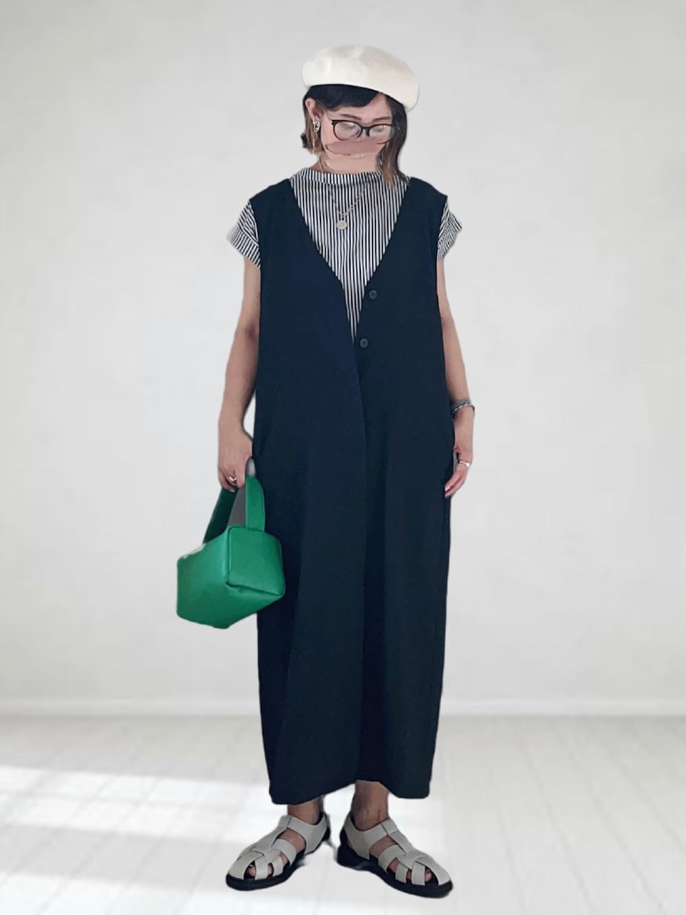 ブラック系のワンピース、ブラック系のシャツ/ブラウス、グリーン系のショルダーバッグを着用したレディースの夏コーディネートの1枚目の写真