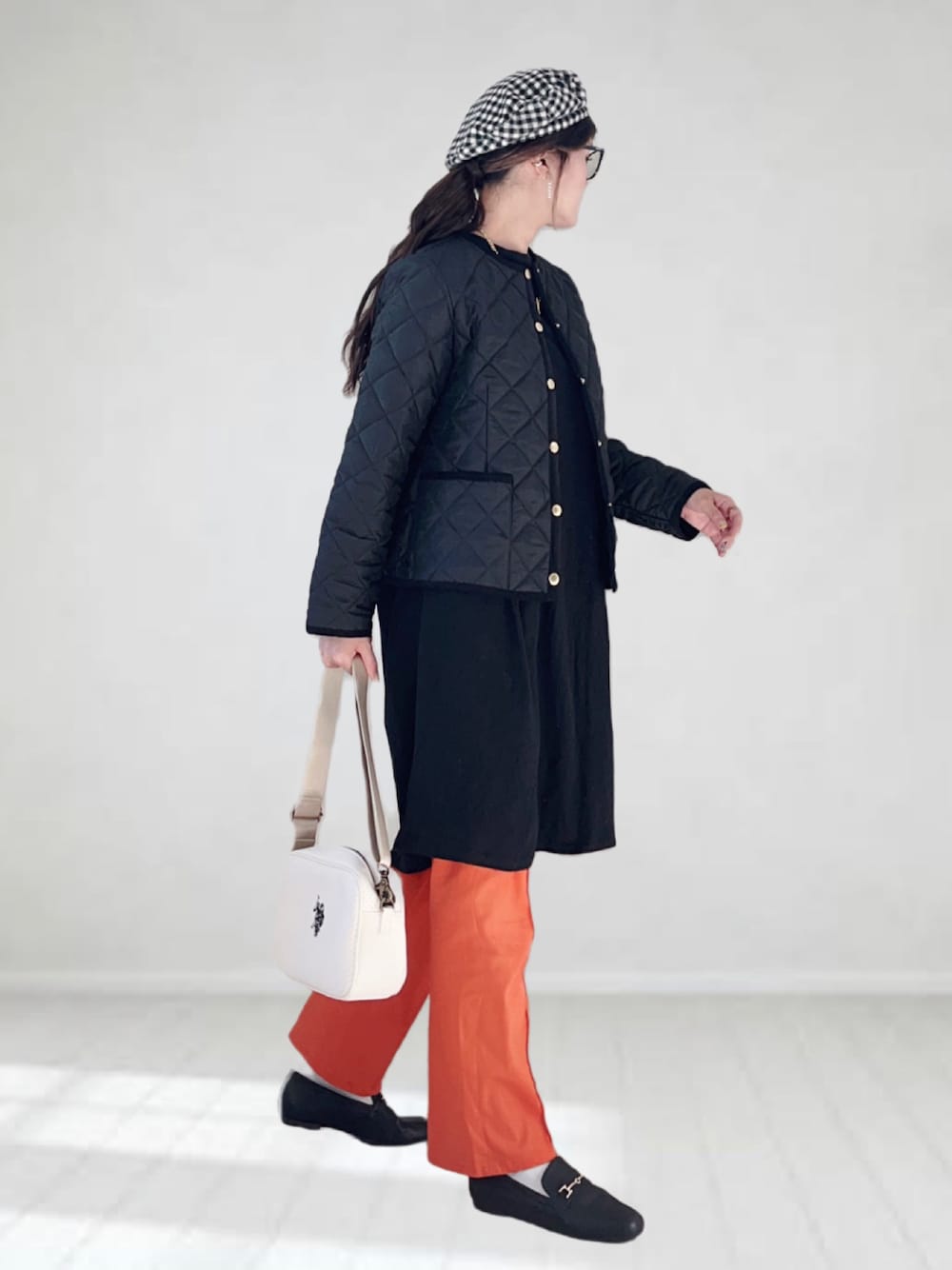 「Traditional Weatherwear、キルティングジャケット、ブルゾン、ベレー帽、秋コーデ、大人カジュアル、シンプルコーデ、メガネ女子、ローファー、プチプラ、カラーパンツ、休日スタイル、きれいめカジュアル、ショルダーバッグ」｜「Traditional WeatherwearのARKLEY（ノーカラージャケット、ブラック系）」を使った、UMiSatoさん（レディース・163cm）の秋コーディネートの1枚目の写真