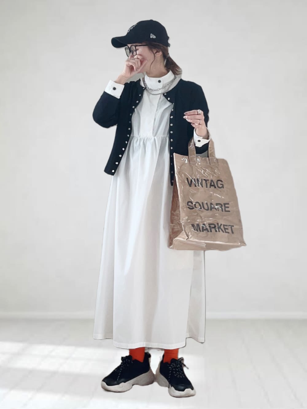 「agnes b.、春コーデ、春服みてみて、カーディガン、モノトーン、厚底シューズ、キャップ、シンプルコーデ、休日スタイル、プチプラ、きれいめカジュアル、トートバッグ、シャツワンピース、スクエアバッグ、メガネ女子」｜「agnes b.のJ000 CARDIGAN LE PETIT カーティガンプレッション（カーディガン/ボレロ、ブラック系）」を使った、UMiSatoさん（レディース・163cm）の春コーディネートの1枚目の写真