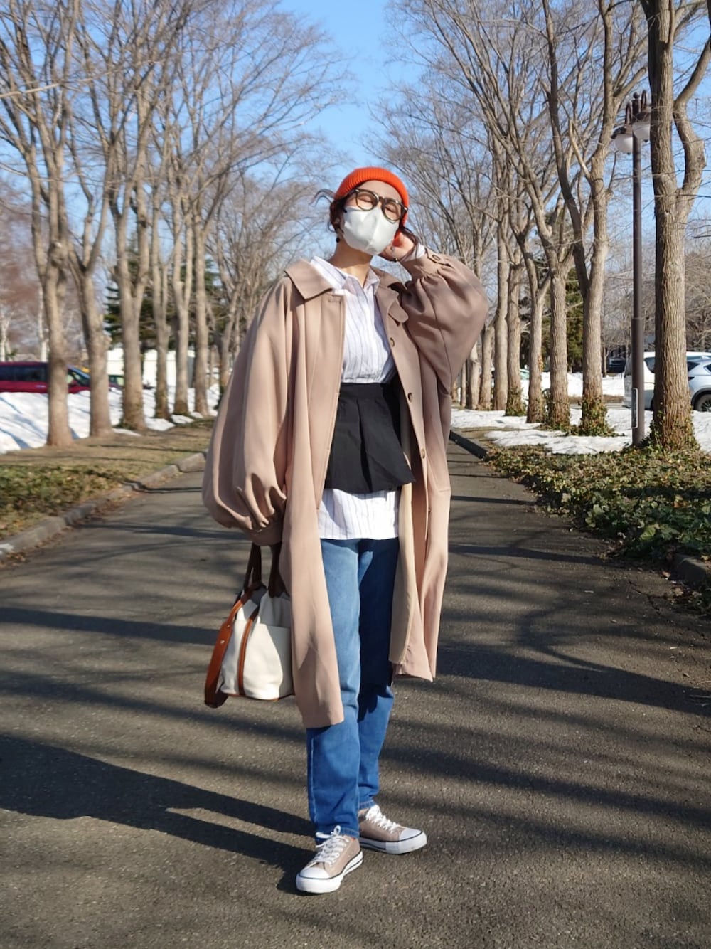 「春コーデ、春ファッション、春アウター、デニム、レイヤードスタイル、プチプラ、シャツスタイル、メガネ女子、休日スタイル、お出かけコーデ、デートコーデ、シンプルコーデ、大人カジュアル」｜「ikkaの【雑誌InRed5月号掲載】フレンチリネンMIX長袖シャツ【抗菌防臭／吸水速乾】（シャツ/ブラウス、ホワイト系）」を使った、UMiSatoさん（レディース・163cm）の春コーディネートの1枚目の写真