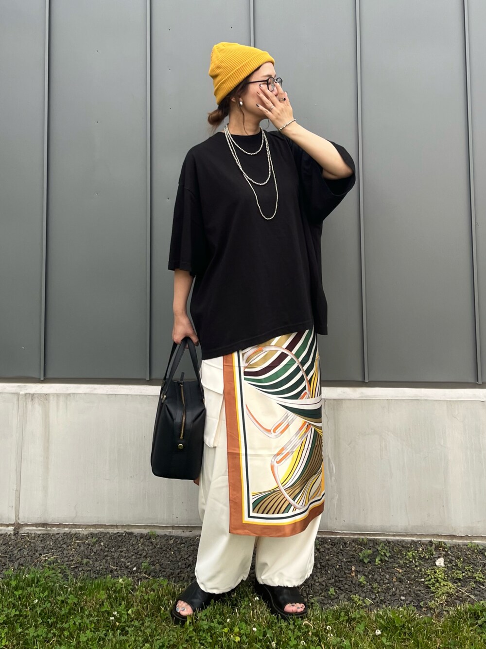 ブラック系のTシャツ/カットソー、ホワイト系のその他パンツ、ブラック系のサンダルを着用したレディースの夏コーディネートの1枚目の写真