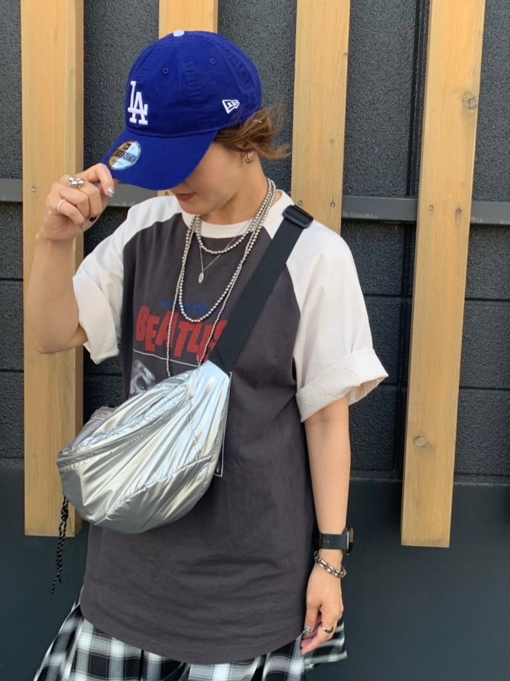 「夏ルックで気分アップ、ニューエラ、NEW ERA、キャップ、キャップ女子、夏コーデ、お出かけコーデ、プチプラ、夏だ！Tシャツ着よう！、バンドT、メガネ女子、大人カジュアル」｜「FOREVER 21の【2024FW】チェックプリーツミディスカート（スカート、グレー系）」を使った、UMiSatoさん（骨格ウェーブ・レディース・163cm）の夏コーディネートの1枚目の写真
