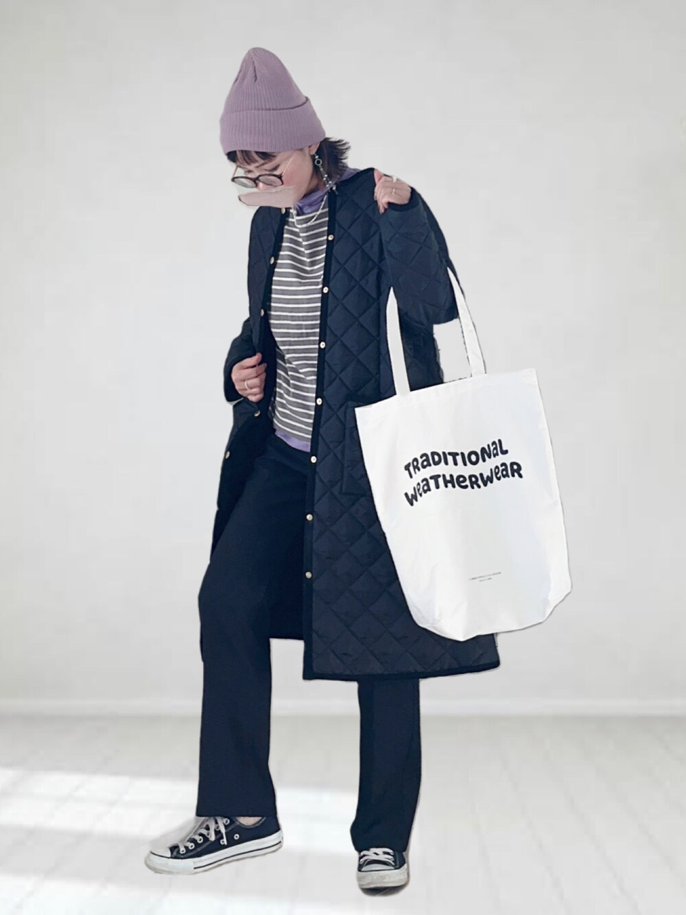 「Traditional Weatherwear、Wrangler、nano・universe、休日スタイル、キルティング、ニット帽、秋冬コーデ、冬コーデ、メガネ女子、フレアパンツ、モノトーン、スニーカー、プチプラ、ボーダートップス、シンプルコーデ」｜「WranglerのWRANCHER/ランチャー センタープレス　スラックス　フレアドレスパンツ（スラックス、ブラック系）」を使った、UMiSatoさん（レディース・163cm）の秋コーディネートの1枚目の写真