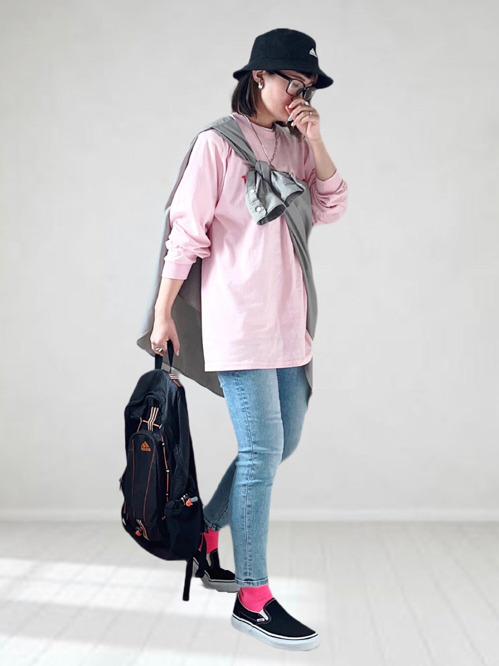 ブルー系のデニムパンツ、ピンク系のTシャツ/カットソー、グリーン系のシャツ/ブラウスを着用したレディースの春コーディネートの1枚目の写真