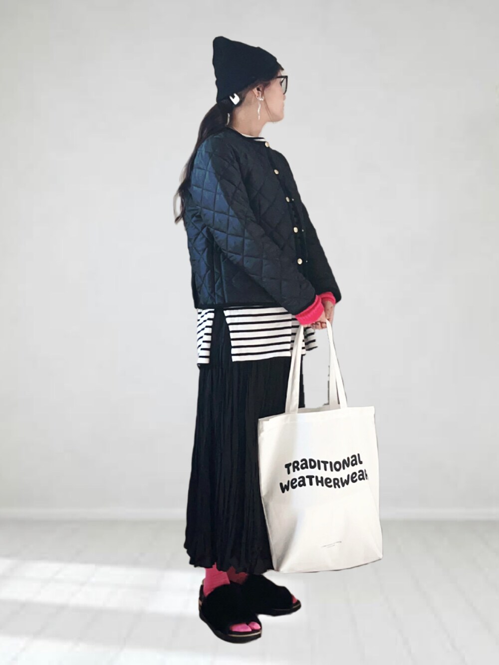 ブラック系のノーカラージャケット、ホワイト系のTシャツ/カットソー、ブラック系のスカートを着用したレディースの秋コーディネートの1枚目の写真