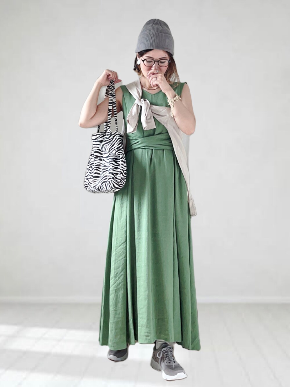 「URBAN RESEARCH ROSSO、真夏のアクティブスタイル、夏コーデ、たすき掛け、ニット帽、メガネ女子、ロングワンピース、ワンピース、ダッドスニーカー、シンプルコーデ、プチプラ、スニーカー、カラーコーデ、リネン」｜「URBAN RESEARCH ROSSO WOMENのリボンマキシワンピース（ワンピース、グリーン系）」を使った、UMiSatoさん（レディース・163cm）の夏コーディネートの1枚目の写真