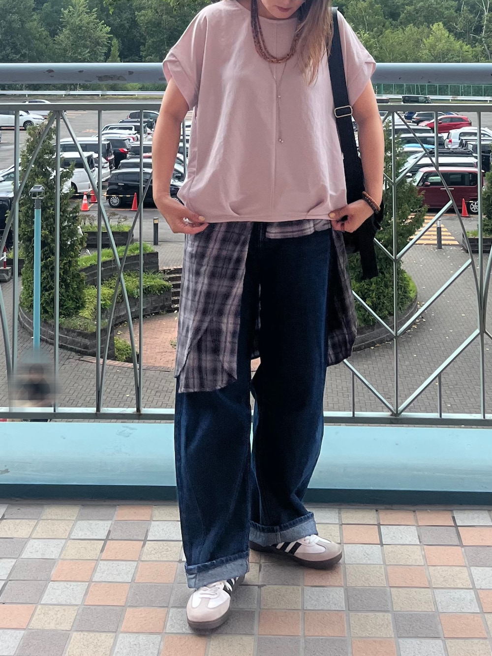 ベージュ系のTシャツ/カットソー、ブルー系のデニムパンツ、グレー系のシャツ/ブラウスを着用したレディースの夏コーディネートの1枚目の写真