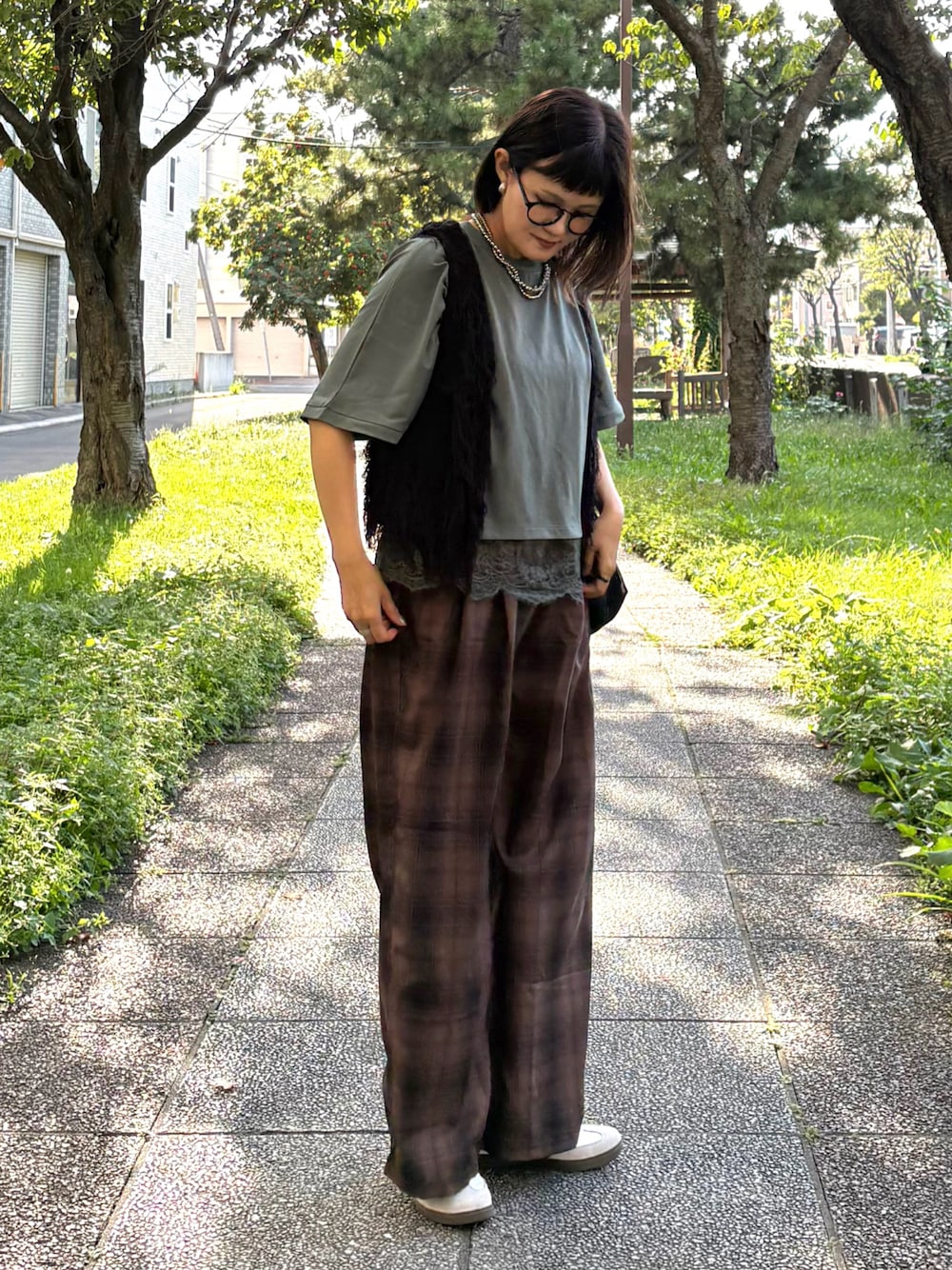 ブラウン系のその他パンツ、ブラック系のショルダーバッグ、ホワイト系のスニーカーを着用したレディースの秋コーディネートの1枚目の写真