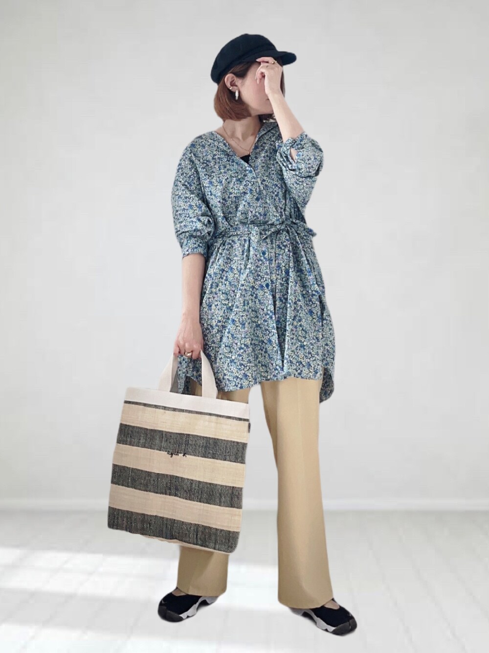 ブルー系のシャツワンピース、ブラック系のトートバッグ、イエロー系のその他パンツを着用したレディースの春コーディネートの1枚目の写真