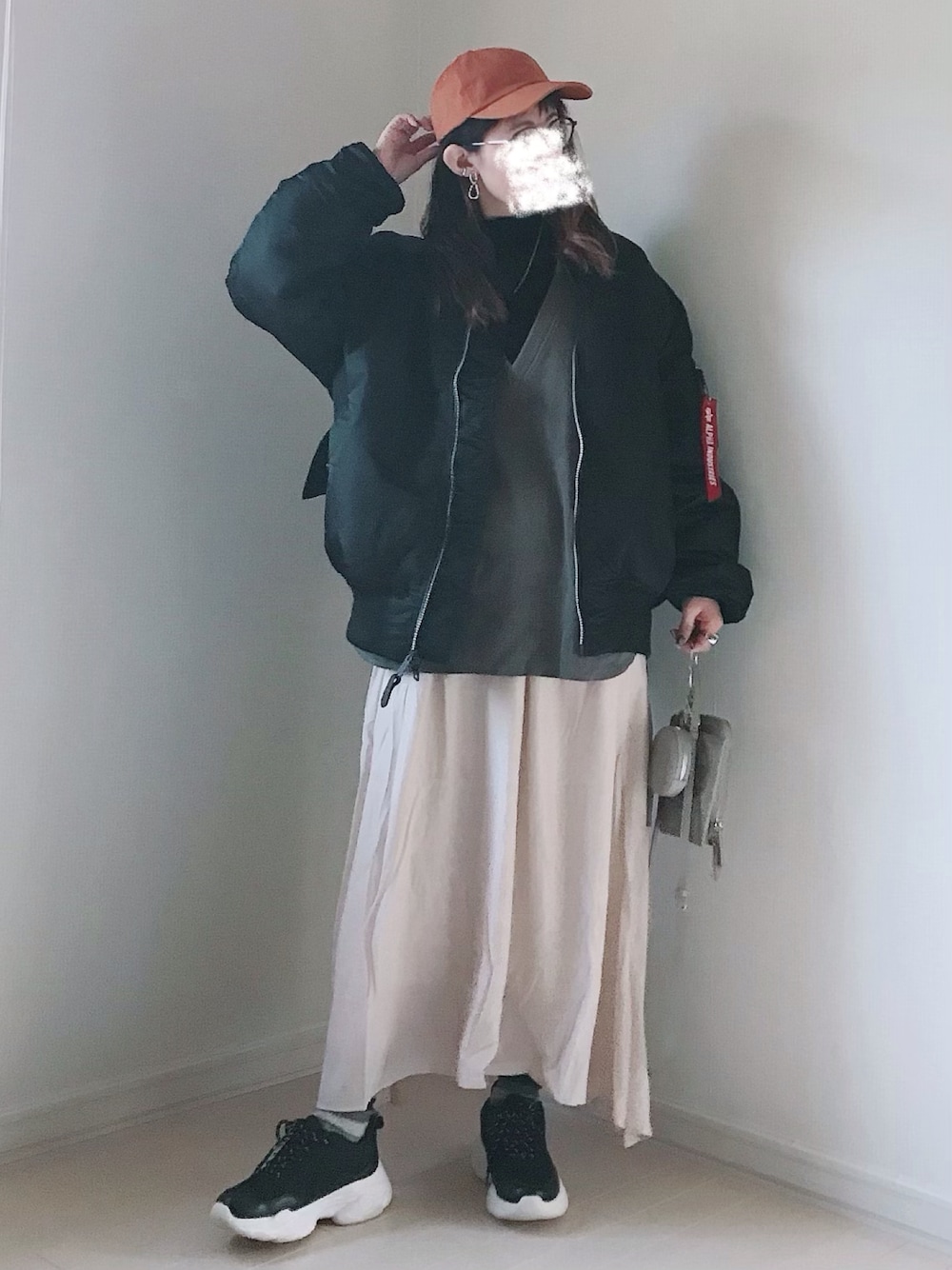 ブラック系のMA-1、グレー系のスウェット、ブラック系のTシャツ/カットソーを着用したレディースの冬コーディネートの1枚目の写真