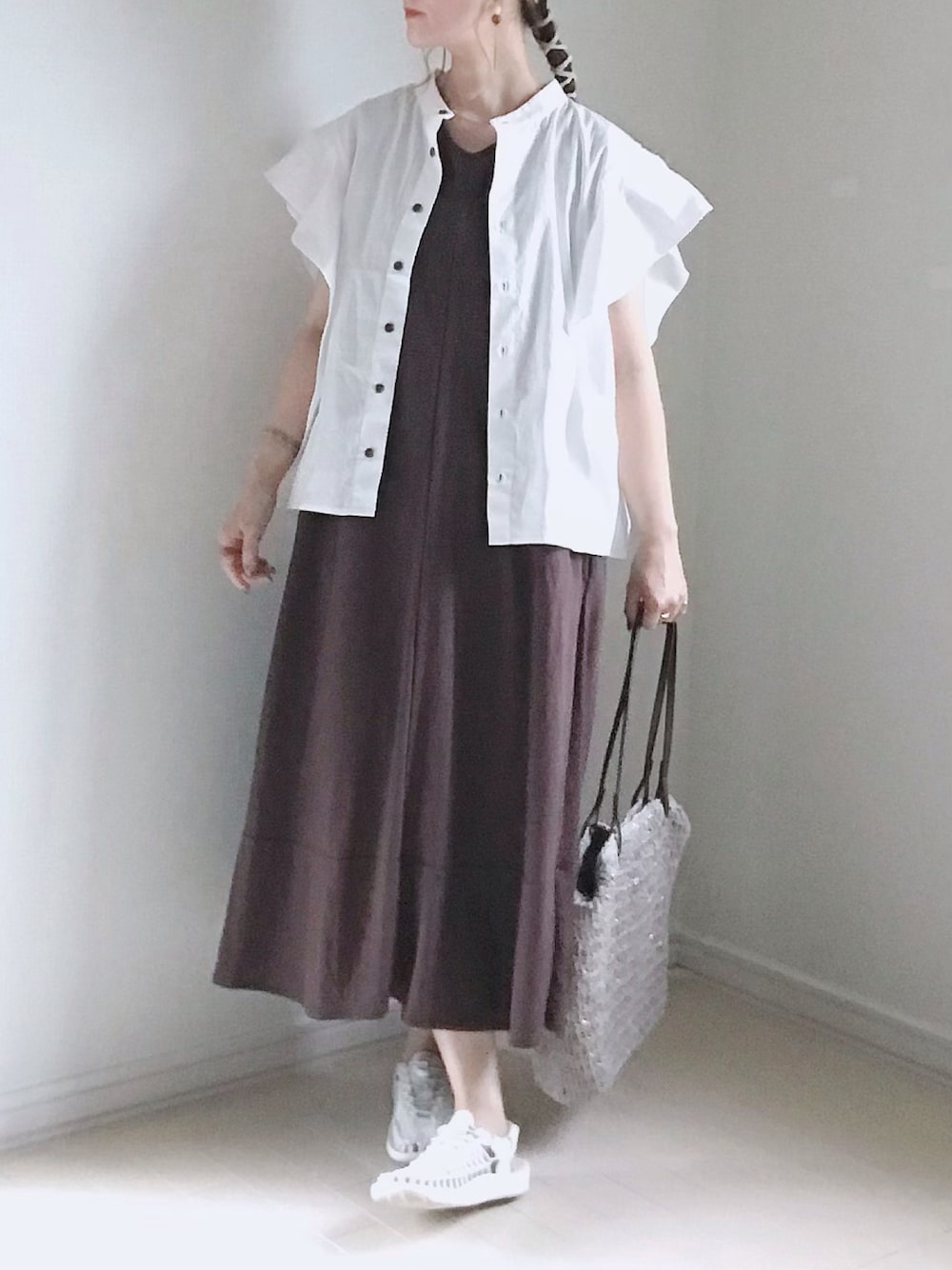 ホワイト系のシャツ/ブラウス、ブラウン系のワンピース/ドレス、グレー系のトートバッグを着用したレディースの夏コーディネートの1枚目の写真
